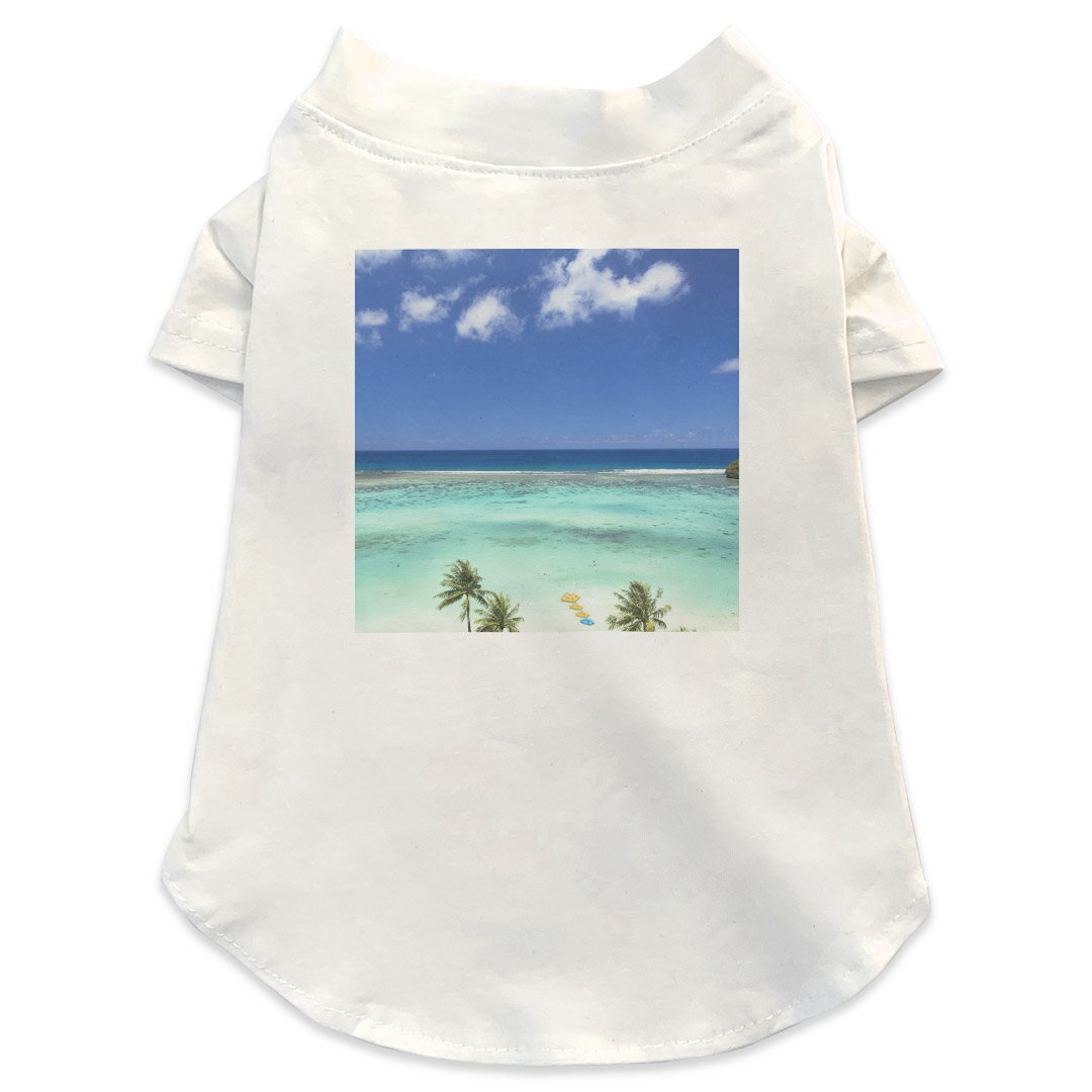 犬専用Tシャツ 選べる5size 小型犬 袖あり 半袖 ホワイト デザイン T shirt XS S M L XL ペットウェア ペット服 カジュアル おしゃれ コットン 綿商品特徴・袖ありペット用Tシャツ！・さらりとした触り心地のTシャツ ・洗濯も赤ちゃんにも安心なウェアプリントUltraChrome DGインクは洗濯に対しても色落ちが少なく、高い堅牢度が実証されています。 素材 綿 98% ポリエステル 2％ 注意事項※実際にわんちゃんを測った上でご購入ください。※測る際はきつく締めすぎず余裕をもって測ってください。※2cm〜3cm誤差がある場合があります。画像はサンプルですので、Tシャツの大きさが若干異なる場合があります。ご覧の環境によっては多少色味に違いを感じる場合がございます。 イメージと違った、モニターと色味が異なるという理由での交換や返金はご対応出来かねます。 写真のカラーは可能な限り実際の商品に色味を近づけていますが、WEBの性質上ご使用のパソコンの設定や環境でカラーが若干異なります。 ご注文後に1点1点制作する受注生産品のため、不良品以外のご返品や交換は固くお断り致します。 選択間違いも保証対象外となりますため、ご注文の際は必ずサイズやカラーをご確認下さい。洗濯の際は、商品の色あせを避けるため手洗いをおすすめします。 つけ置き洗いは避けてください。 タンブラー乾燥はお控えください。発送について完全受注生産のハンドメイド商品となりますので、既製品と比べて発送までお時間を頂いています。 基本的に決済確認後、最大で10営業日での発送となります。繁忙期や休業日明けの場合はさらに時間がかかる場合があります。 その際には別途メールにてご連絡致します。メール便の場合、発送日から到着までに2〜4日ほどかかる場合が多く、紛失などの保障もご対応できかねます。あらかじめご了承下さい。
