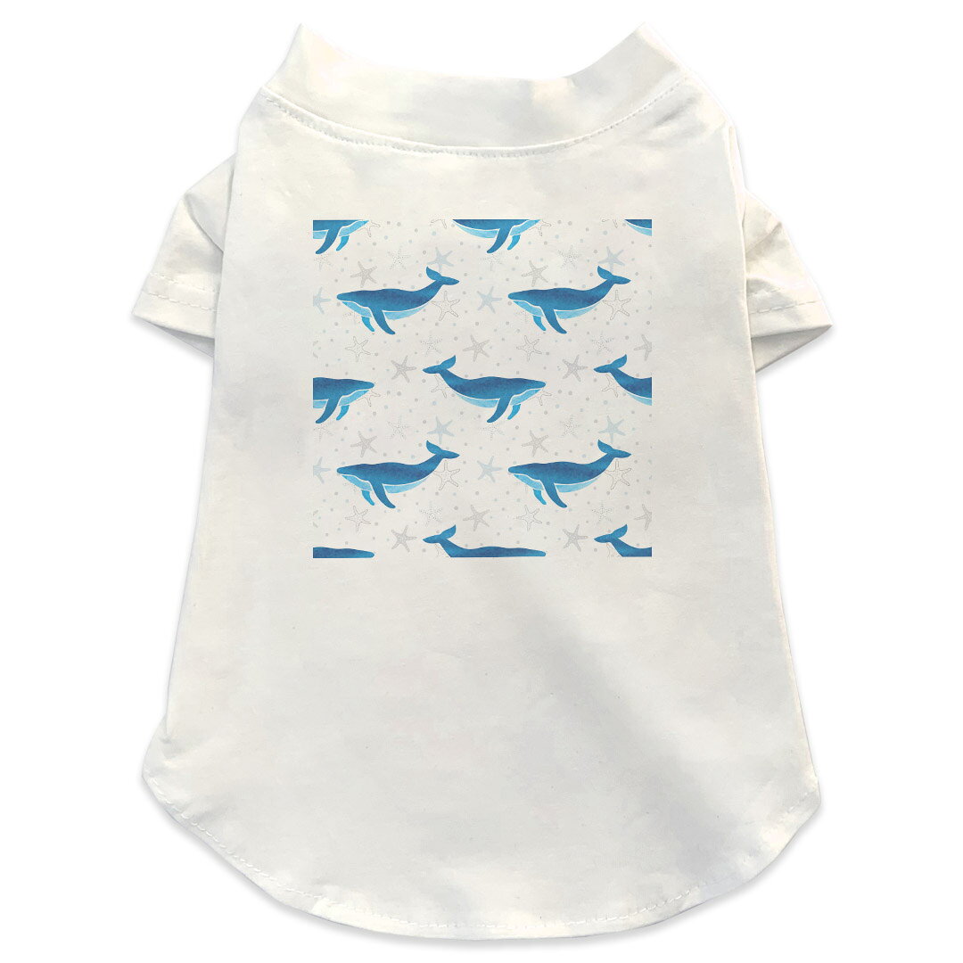 犬専用Tシャツ 選べる5size 小型犬 袖あり 半袖 ホワイト デザイン T shirt XS S M L XL ペットウェア ペット服 カジュアル おしゃれ コットン 綿商品特徴・袖ありペット用Tシャツ！・さらりとした触り心地のTシャツ ・洗濯も赤ちゃんにも安心なウェアプリントUltraChrome DGインクは洗濯に対しても色落ちが少なく、高い堅牢度が実証されています。 素材 綿 98% ポリエステル 2％ 注意事項※実際にわんちゃんを測った上でご購入ください。※測る際はきつく締めすぎず余裕をもって測ってください。※2cm〜3cm誤差がある場合があります。画像はサンプルですので、Tシャツの大きさが若干異なる場合があります。ご覧の環境によっては多少色味に違いを感じる場合がございます。 イメージと違った、モニターと色味が異なるという理由での交換や返金はご対応出来かねます。 写真のカラーは可能な限り実際の商品に色味を近づけていますが、WEBの性質上ご使用のパソコンの設定や環境でカラーが若干異なります。 ご注文後に1点1点制作する受注生産品のため、不良品以外のご返品や交換は固くお断り致します。 選択間違いも保証対象外となりますため、ご注文の際は必ずサイズやカラーをご確認下さい。洗濯の際は、商品の色あせを避けるため手洗いをおすすめします。 つけ置き洗いは避けてください。 タンブラー乾燥はお控えください。発送について完全受注生産のハンドメイド商品となりますので、既製品と比べて発送までお時間を頂いています。 基本的に決済確認後、最大で10営業日での発送となります。繁忙期や休業日明けの場合はさらに時間がかかる場合があります。 その際には別途メールにてご連絡致します。メール便の場合、発送日から到着までに2〜4日ほどかかる場合が多く、紛失などの保障もご対応できかねます。あらかじめご了承下さい。