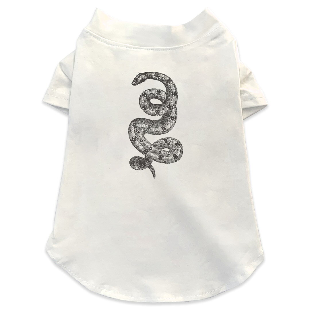 犬専用Tシャツ 選べる5size 小型犬 袖あり 半袖 ホワイト デザイン T shirt XS S M L XL ペットウェア ペット服 カジュアル おしゃれ コットン 綿商品特徴・袖ありペット用Tシャツ！・さらりとした触り心地のTシャツ ・洗濯も赤ちゃんにも安心なウェアプリントUltraChrome DGインクは洗濯に対しても色落ちが少なく、高い堅牢度が実証されています。 素材 綿 98% ポリエステル 2％ 注意事項※実際にわんちゃんを測った上でご購入ください。※測る際はきつく締めすぎず余裕をもって測ってください。※2cm〜3cm誤差がある場合があります。画像はサンプルですので、Tシャツの大きさが若干異なる場合があります。ご覧の環境によっては多少色味に違いを感じる場合がございます。 イメージと違った、モニターと色味が異なるという理由での交換や返金はご対応出来かねます。 写真のカラーは可能な限り実際の商品に色味を近づけていますが、WEBの性質上ご使用のパソコンの設定や環境でカラーが若干異なります。 ご注文後に1点1点制作する受注生産品のため、不良品以外のご返品や交換は固くお断り致します。 選択間違いも保証対象外となりますため、ご注文の際は必ずサイズやカラーをご確認下さい。洗濯の際は、商品の色あせを避けるため手洗いをおすすめします。 つけ置き洗いは避けてください。 タンブラー乾燥はお控えください。発送について完全受注生産のハンドメイド商品となりますので、既製品と比べて発送までお時間を頂いています。 基本的に決済確認後、最大で10営業日での発送となります。繁忙期や休業日明けの場合はさらに時間がかかる場合があります。 その際には別途メールにてご連絡致します。メール便の場合、発送日から到着までに2〜4日ほどかかる場合が多く、紛失などの保障もご対応できかねます。あらかじめご了承下さい。