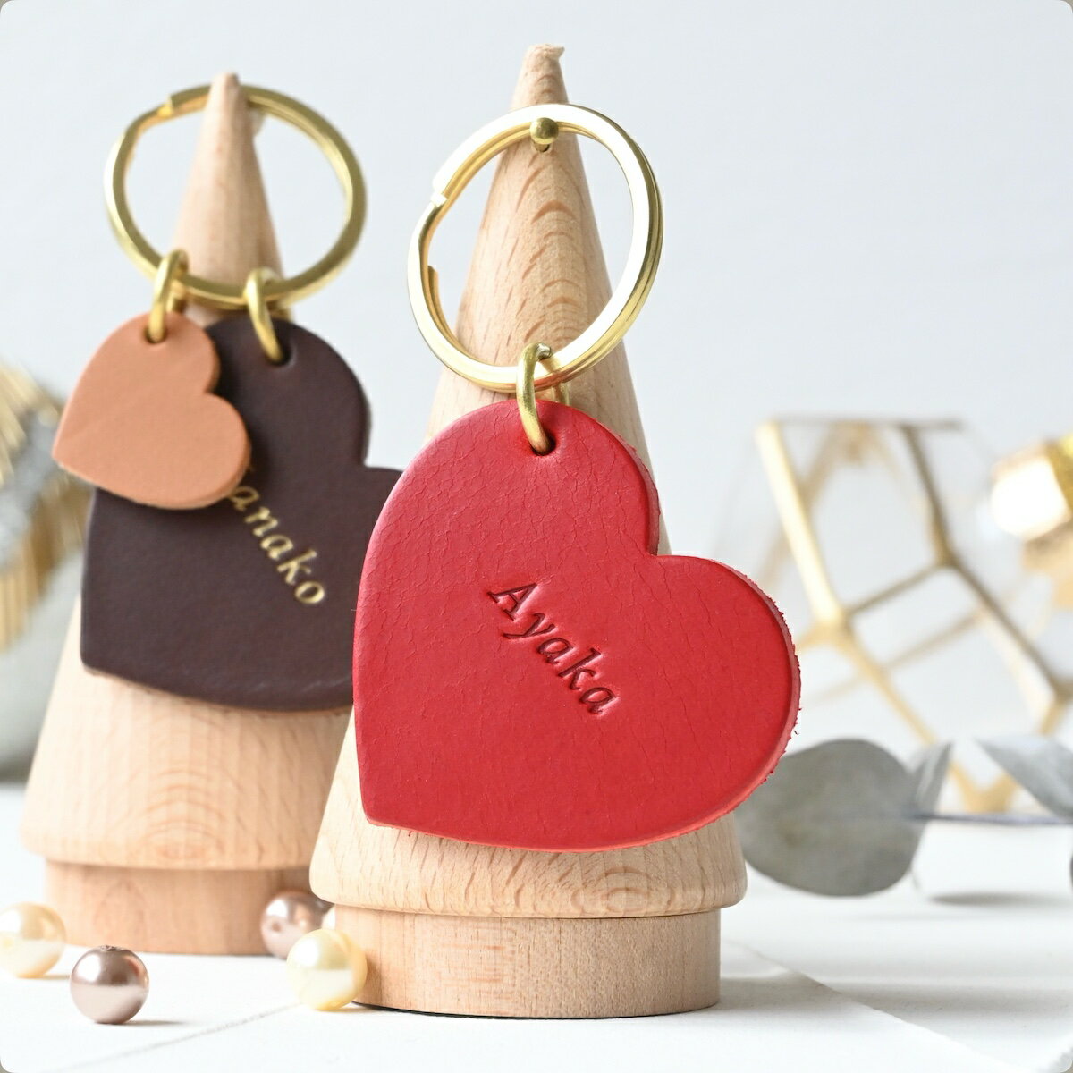 一番人気！ ぷっくりハートがかわいい3mm厚革と真鍮のネーム入りキーホルダー 受注後手作り 名入れ 夫婦で製作小さな工房 1つづつ手打ちの温もり イニシャル 名入れ イタリア産上質革 名前 刻印 お揃い レザー プレゼント 誕生日 キッズ 女の子 レディース ネームタグ ペア