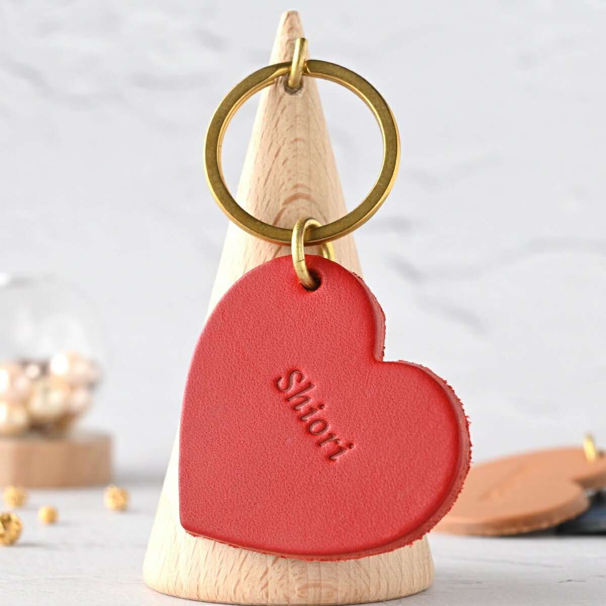 一番人気！ ぷっくりハートがかわいい3mm厚革と真鍮のネーム入りキーホルダー 受注後手作り 名入れ 夫婦で製作小さな工房 1つづつ手打ちの温もり イニシャル 名入れ イタリア産上質革 名前 刻印 お揃い レザー プレゼント 誕生日 キッズ 女の子 レディース ネームタグ ペア