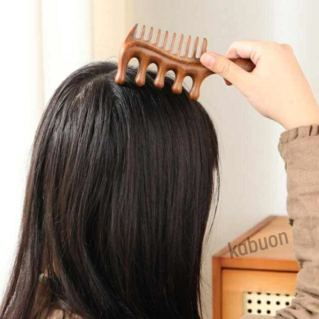 かぶおんの櫛 ヘッドマッサージ ヘアブラシ ヘアケア 檀木 くし ツボ押し 檀木 カッサ棒 天然木 櫛 コーム マッサージコーム カッサ 頭皮ケア ヘアコーム｜アングル2