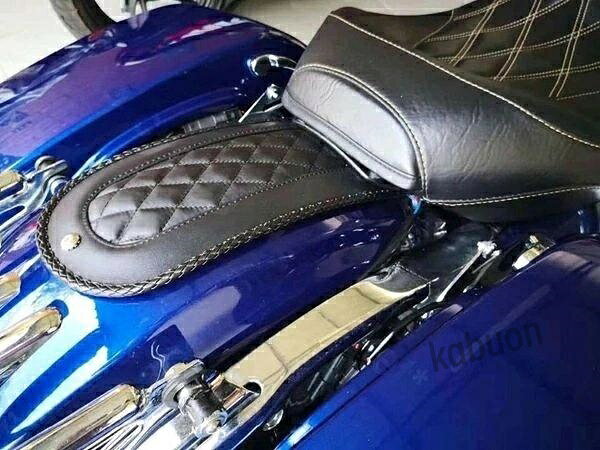 ★puレザー フェンダーbib 【適合車種例】 2008-2018ツーリング用 ※こちらの商品は純正品及びブランド品ではございません。 注 意 事 項 オーダー品に関する注意事項（下記注意事項を必ずご覧下さい） ※弊社では一部の商品を除き海外倉庫より、航空便にてお取り寄せになります。 ※輸送や通関の都合上、基本的に20日前後で当社に入荷し、その後お届けとなります。 ※稀に、メーカにて在庫切れ・生産待ちの状態があり、お時間がかかる商品もございます。 ※記載の納期に間に合うように最大限努めますがメーカーの都合、天候や物流状況等で納期が遅れる場合もございます。 ※お急ぎの方は、御注文をお控え下さいませ。 ※納期が大幅に遅れそうな場合は、前もってご連絡させて頂きます。 ■車種によっては加工が必要な場合がございます。 ■商品に関してのサポートは行っておりません。また箱や説明書の部類はございませんので取り付けできない場合は専門業者にご依頼ください。 ■当商品は輸入品の為、色むら、剥げ、スレ、錆、キズ、メッキのかかりの悪いもの等がある場合がございます。 ◆純正品ではございませんので完全一致にはなりません。 ご自身で取り付けできない場合は必ず専門業者様へご依頼下さい。 ◆入荷時期によってデザインに細かなデザインの多少の差異が見られる事が御座います。あらかじめご了承くださいませ。 ■他でも販売しているため在庫のある商品でも売り切れの場合がございますのでご了承ください。