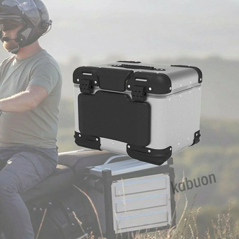 説明: 【バイクトランクバックレストパッド】: バイクトランクバックレストはバイクの美観を高め、乗り心地を向上させます。【取り付け簡単】: リアトランクバックレストパッドは底部に粘着性があり、トランクの上部に取り付けるだけです。【素材】: リアトップラゲッジケースボックスクッションパッドは、PUとスポンジ製で、柔らかく通気性に優れ、快適で丈夫です。一年中使用できるように設計されており、耐衝撃性も備えているため、バイクでのライディングがより快適になります。【耐衝撃性と防水性】: リアトップのラゲッジケースボックスクッションは頑丈で、優れた衝撃吸収性があり、防水性があり、道路の過酷な条件にも耐えることができます。【フィット】: 助手席の背もたれパッドはアルミトランクにぴったりフィットするサイズで、快適性を高めます。仕様: 材質：PUスポンジ サイズチャート: 9.5cmx9cmx12.5cm/3.74インチx3.54インチx4.92インチ パッケージに含まれるもの: オートバイ用リアラゲッジケースクッションパッド2個（上部と下部） 注意: 手作業による計測のため、1〜3mmの誤差が生じる場合があります。ご購入前のご案内 ● サイズについて：スタッフ間で測り方を統一していますが、実寸に1〜3cmの誤差がある場合がありますのでご了承ください。 ● 商品の色は、撮影時の光やモニターによって異なる場合がありますのでご注意ください。 ● 生地特性により匂いが感じられることがありますが、数日で気にならなくなります。 ● 他店舗と在庫を共有しているため、受注後に欠品となる場合があります。 ▼出荷前には全て検品を行っておりますが、万が一商品に不具合があった場合は、お問い合わせフォームよりご連絡くださいますようお願い申し上げます。営業日に対応いたしますのでご安心ください。【バイクトランクバックレストパッド】: バイクトランクバックレストはバイクの美観を高め、乗り心地を向上させます。【取り付け簡単】: リアトランクバックレストパッドは底部に粘着性があり、トランクの上部に取り付けるだけです。【素材】: リアトップラゲッジケースボックスクッションパッドは、PUとスポンジ製で、柔らかく通気性に優れ、快適で丈夫です。一年中使用できるように設計されており、耐衝撃性も備えているため、バイクでのライディングがより快適になります。【耐衝撃性と防水性】: リアトップのラゲッジケースボックスクッションは頑丈で、優れた衝撃吸収性があり、防水性があり、道路の過酷な条件にも耐えることができます。【フィット】: 助手席の背もたれパッドはアルミトランクにぴったりフィットするサイズで、快適性を高めます。