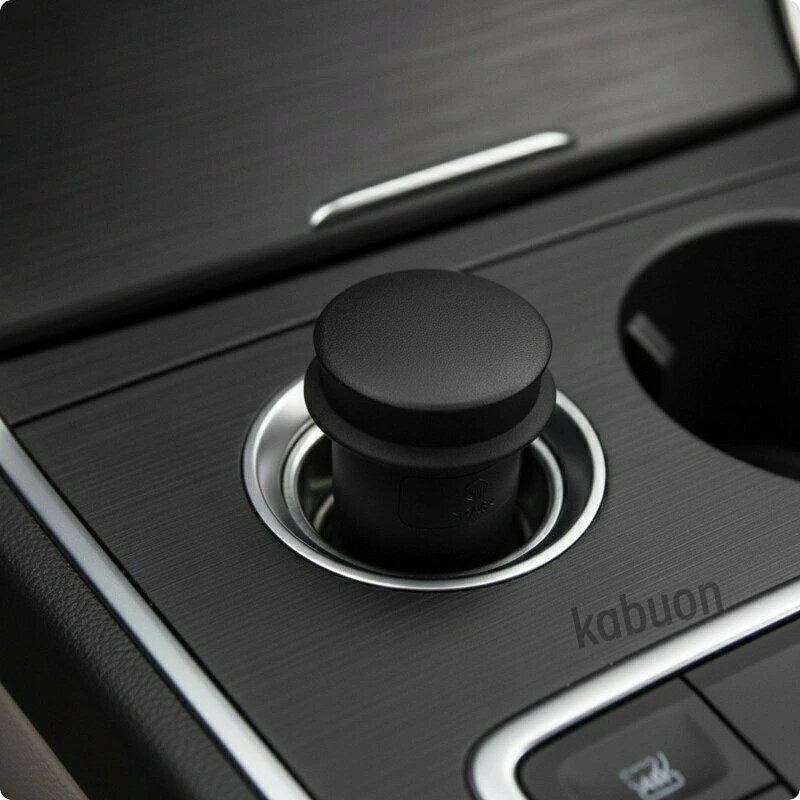説明:仕様: 材質：PA66 パッケージに含まれるもの: 1. 車両用電源ポートカバー 注意: 手作業による測定やモニターの違いにより、多少の誤差が生じる場合がございますのでご了承ください。ご購入前のご案内 ● サイズについて：スタッフ間で測り方を統一していますが、実寸に1〜3cmの誤差がある場合がありますのでご了承ください。 ● 商品の色は、撮影時の光やモニターによって異なる場合がありますのでご注意ください。 ● 生地特性により匂いが感じられることがありますが、数日で気にならなくなります。 ● 他店舗と在庫を共有しているため、受注後に欠品となる場合があります。 ▼出荷前には全て検品を行っておりますが、万が一商品に不具合があった場合は、お問い合わせフォームよりご連絡くださいますようお願い申し上げます。営業日に対応いたしますのでご安心ください。