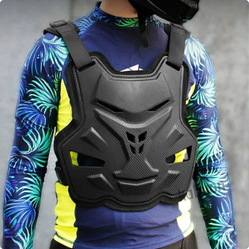 説明:仕様: 素材：EVA、カーボンファイバー パッケージに含まれるもの: ライダー用胸当て 1個 注意: 手作業による測定やモニターの違いにより、多少の誤差が生じる場合がございますのでご了承ください。ご購入前のご案内 ● サイズについて：スタッフ間で測り方を統一していますが、実寸に1〜3cmの誤差がある場合がありますのでご了承ください。 ● 商品の色は、撮影時の光やモニターによって異なる場合がありますのでご注意ください。 ● 生地特性により匂いが感じられることがありますが、数日で気にならなくなります。 ● 他店舗と在庫を共有しているため、受注後に欠品となる場合があります。 ▼出荷前には全て検品を行っておりますが、万が一商品に不具合があった場合は、お問い合わせフォームよりご連絡くださいますようお願い申し上げます。営業日に対応いたしますのでご安心ください。