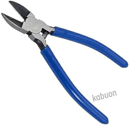 【製品仕様】 全長：約135mm、重量：約80g。 材質：高硬度CR-V（クロムバナジウム鋼）。 切断能力：軟銅線φ2.2mm、軟鉄線φ1.0mm、プラスチックφ3.0mmまで。 【使いやすいバネ付き】 グリップ部分は滑りにくいPVC素材を採用。 バネ付きの自動開閉機構により、連続作業でも手が疲れにくく、 女性や初心者の方でも扱いやすい設計です。 【切れ味鋭い・フラッシュカット】 刃先は鋭利に加工されており、切断面が平らになる「フラッシュカット」仕様。 結束バンドの余り部分を根元からきれいにカットできます。 【幅広い用途】 電子部品の足のカット、プラモデルのゲートカット（粗切り）、 ビーズアクセサリー作り、細い針金の切断など、 ホビーからDIYまで幅広く活躍します。 【非絶縁工具】 電気の流れている回路には使用しないでください。 感電の恐れがあります。また、使用時は保護メガネを着用してください。【製品仕様】 全長：約135mm、重量：約80g。 材質：高硬度CR-V（クロムバナジウム鋼）。 切断能力：軟銅線φ2.2mm、軟鉄線φ1.0mm、プラスチックφ3.0mmまで。 【使いやすいバネ付き】 グリップ部分は滑りにくいPVC素材を採用。 バネ付きの自動開閉機構により、連続作業でも手が疲れにくく、 女性や初心者の方でも扱いやすい設計です。 【切れ味鋭い・フラッシュカット】 刃先は鋭利に加工されており、切断面が平らになる「フラッシュカット」仕様。 結束バンドの余り部分を根元からきれいにカットできます。 【幅広い用途】 電子部品の足のカット、プラモデルのゲートカット（粗切り）、 ビーズアクセサリー作り、細い針金の切断など、 ホビーからDIYまで幅広く活躍します。 【非絶縁工具】 電気の流れている回路には使用しないでください。 感電の恐れがあります。また、使用時は保護メガネを着用してください。