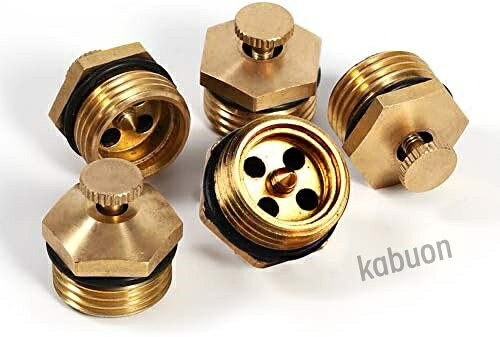 【高品質真鍮製の遠心霧化ノズル】 この遠心霧化ノズルは、品質の高い真鍮素材で作られており、美しいゴールドカラーが特徴です。 硬度も高く、強靭で耐久性に優れています。 長時間使用しても劣化しにくく、さまざまな用途に安心してご利用いただけます。 耐久性のある設計は、プロフェッショナルな使用にも適しています。 【水流調整機能付きのトップキャップ】 ノズルのトップキャップは調整可能で、水流をコントロールできます。 この機能により、霧化の状態を自由に調整でき、用途に応じた最適な霧の発生が可能です。 作物や植物の種類に応じて水分量を調整することができ、より効果的な散水が実現します。 【便利な5個セットでの提供】 この商品は、使い勝手を考慮して5個入りのセットで提供されています。 これにより、必要な数量を一度に揃えることが可能です。 複数の用途に適した強力なノズルセットであり、農業や園芸、家庭での使用に最適です。 【1/2インチのオスネジ対応】 この霧化ノズルは、1/2インチのオスネジに対応しています。 多くの農業機械や散水システムとの互換性があり、取り付けが非常に簡単です。 一般的な規格に準拠しているため、多くのプロジェクトで安心して利用でき、幅広いニーズに応えます。 【多用途に対応した霧化ノズル】 この遠心霧化ノズルは、噴水の霧化、農業、芝生の灌漑、霧散水、屋根上冷却など、さまざまな用途に対応しています。 特に、熱い季節の冷却や植物の成長促進に効果的です。 多機能性を兼ね備えているため、どんなプロジェクトでもその性能を発揮します。【高品質真鍮製の遠心霧化ノズル】 この遠心霧化ノズルは、品質の高い真鍮素材で作られており、美しいゴールドカラーが特徴です。 硬度も高く、強靭で耐久性に優れています。 長時間使用しても劣化しにくく、さまざまな用途に安心してご利用いただけます。 耐久性のある設計は、プロフェッショナルな使用にも適しています。 【水流調整機能付きのトップキャップ】 ノズルのトップキャップは調整可能で、水流をコントロールできます。 この機能により、霧化の状態を自由に調整でき、用途に応じた最適な霧の発生が可能です。 作物や植物の種類に応じて水分量を調整することができ、より効果的な散水が実現します。 【便利な5個セットでの提供】 この商品は、使い勝手を考慮して5個入りのセットで提供されています。 これにより、必要な数量を一度に揃えることが可能です。 複数の用途に適した強力なノズルセットであり、農業や園芸、家庭での使用に最適です。 【1/2インチのオスネジ対応】 この霧化ノズルは、1/2インチのオスネジに対応しています。 多くの農業機械や散水システムとの互換性があり、取り付けが非常に簡単です。 一般的な規格に準拠しているため、多くのプロジェクトで安心して利用でき、幅広いニーズに応えます。 【多用途に対応した霧化ノズル】 この遠心霧化ノズルは、噴水の霧化、農業、芝生の灌漑、霧散水、屋根上冷却など、さまざまな用途に対応しています。 特に、熱い季節の冷却や植物の成長促進に効果的です。 多機能性を兼ね備えているため、どんなプロジェクトでもその性能を発揮します。