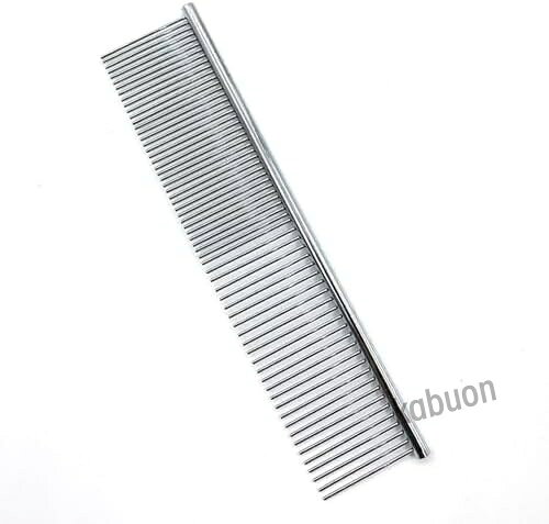 【製品仕様】 サイズ：長さ 16cm、幅 3cm、高さ 0.6cm 重量：50g 材質：ステンレス カラー：シルバー 数量：1個 【優れた素材】 高品質のステンレス鋼で作られており、耐食性、退色防止、静電気防止の特性を備えています。 コームの先端は丸く滑らかで、ペットの皮膚を傷つけません。 【2種類の歯間設計】 密度の異なる2つのワイヤー歯があり、細い側は毛のもつれなどの敏感な部分をとかすのに使用でき、緩い側は目、耳、足の近くの柔らかい毛をとかすのに適しています。 【ペットの健康を守る】 結び目の髪を効果的にとかし、浮遊毛などを取り除き、皮膚の緊張を和らげ、血液循環を促進し、皮膚の問題を防ぎます。 ペットを清潔で健康に保つことができます。 【幅広い用途】 持ち運びが簡単で使いやすく、犬、猫、ウサギなどのさまざまな動物や長毛種と短毛種に適しています。 すべてのグルーミングニーズを簡単に満たすことができます。【製品仕様】 サイズ：長さ 16cm、幅 3cm、高さ 0.6cm 重量：50g 材質：ステンレス カラー：シルバー 数量：1個 【優れた素材】 高品質のステンレス鋼で作られており、耐食性、退色防止、静電気防止の特性を備えています。 コームの先端は丸く滑らかで、ペットの皮膚を傷つけません。 【2種類の歯間設計】 密度の異なる2つのワイヤー歯があり、細い側は毛のもつれなどの敏感な部分をとかすのに使用でき、緩い側は目、耳、足の近くの柔らかい毛をとかすのに適しています。 【ペットの健康を守る】 結び目の髪を効果的にとかし、浮遊毛などを取り除き、皮膚の緊張を和らげ、血液循環を促進し、皮膚の問題を防ぎます。 ペットを清潔で健康に保つことができます。 【幅広い用途】 持ち運びが簡単で使いやすく、犬、猫、ウサギなどのさまざまな動物や長毛種と短毛種に適しています。 すべてのグルーミングニーズを簡単に満たすことができます。