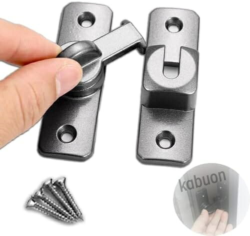 [セット内容] ドアロックフック付きドアバックル1個入り、ネジ4個付きます。 サイズ：約7.5cm×5.8cm、厚さ約3mm。 カラー：ブラック。必要に応じて選択できます。 [高品質な素材で安心感を提供] ドアロックは、高品質の亜鉛合金製で、腐食やサビに強い多層研磨仕上げが施されています。 4球軸受構造を採用し、壊れにくく、変形しにくい設計で、長持ちする耐久性を誇ります。 引き戸やドアの鍵としても最適で、住まいを守ります。 [セキュリティ] 侵入者を効果的に防ぐことができます。 掛け金には特殊な引開防止設計があり、ドアの外の人はドアの隙間からロックを開けることができません。 子どもがうっかりドアや窓を開けたり、ペットがキッチンに入ったりするのを予防することもできます。 [360°回転設計] ドアバックルは360°自由な回転をサポートし、平行または直角に取り付けることができます。 スペースをフルに活用し、柔軟な設計は取り付けの利便性を高め、異なるドアタイプへの適用性を向上させます。 [用途が広い] 障子、ドア、戸棚、引き出し、食器棚、ペット用ケージなどの家具に適しています。 木製ドア、金属ドア、アルミニウム合金ドアにも適用されます。 穴あけ可能な窓の一部にも取り付け可能です。 （＊注意：硬い材質のキャビネットや障子に取り付ける場合は、穴を開けてからネジを取り付けてください）[セット内容] ドアロックフック付きドアバックル1個入り、ネジ4個付きます。 サイズ：約7.5cm×5.8cm、厚さ約3mm。 カラー：ブラック。必要に応じて選択できます。 [高品質な素材で安心感を提供] ドアロックは、高品質の亜鉛合金製で、腐食やサビに強い多層研磨仕上げが施されています。 4球軸受構造を採用し、壊れにくく、変形しにくい設計で、長持ちする耐久性を誇ります。 引き戸やドアの鍵としても最適で、住まいを守ります。 [セキュリティ] 侵入者を効果的に防ぐことができます。 掛け金には特殊な引開防止設計があり、ドアの外の人はドアの隙間からロックを開けることができません。 子どもがうっかりドアや窓を開けたり、ペットがキッチンに入ったりするのを予防することもできます。 [360°回転設計] ドアバックルは360°自由な回転をサポートし、平行または直角に取り付けることができます。 スペースをフルに活用し、柔軟な設計は取り付けの利便性を高め、異なるドアタイプへの適用性を向上させます。 [用途が広い] 障子、ドア、戸棚、引き出し、食器棚、ペット用ケージなどの家具に適しています。 木製ドア、金属ドア、アルミニウム合金ドアにも適用されます。 穴あけ可能な窓の一部にも取り付け可能です。 （＊注意：硬い材質のキャビネットや障子に取り付ける場合は、穴を開けてからネジを取り付けてください）