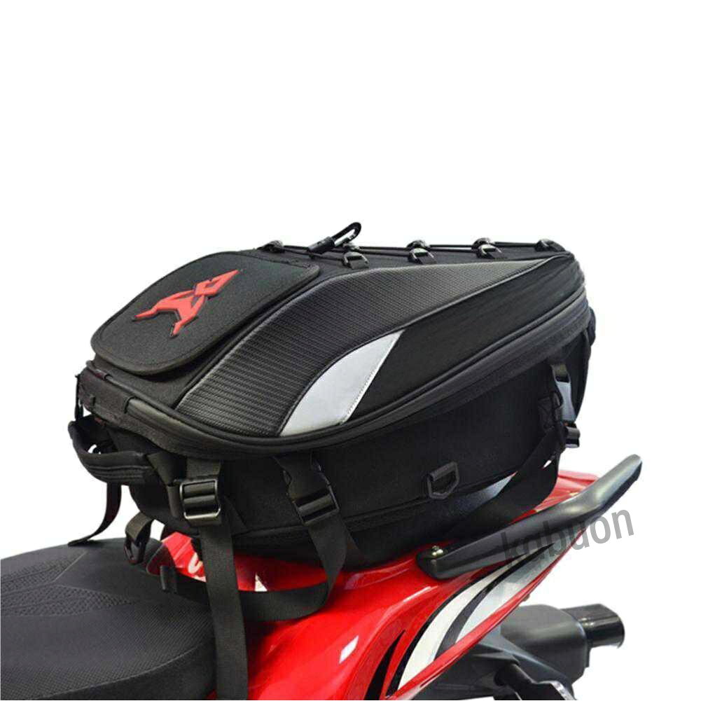 商品名：防水 オートバイテールバッグ 多機能 丈夫なリアリアシートバッグ 大容量 ライダーバックパック 11-MC-0102※お届けまでに、通常2-3週間程お時間を頂戴しております。配送会社の都合により、1ヵ月程度要する可能性もございます。【商品説明】 MOTOCENTRIC製の防水仕様バイク用テールバッグです。 リアシートへ取り付けできるほか、ショルダーバッグやリュックとしても使用可能です。 容量を拡張できるため、用途に合わせてお使いいただけます。 【特徴】 ・防水仕様 ・厚手オックスフォード生地採用 ・カーボンファイバー調デザイン ・容量拡張可能 ・ショルダーバッグ・リュックとして使用可能 ・高輝度反射ストリップ付き ・耐摩耗性 ・耐引裂性 ・型崩れしにくい構造 ・ダストカバー2枚付属 【仕様】 モデル：11-MC-0102 素材：撥水加工オックスフォード生地、カーボンファイバー調素材 カラー：レッド、ブルー、グリーン、リフレクティブ サイズ（通常時）：約29×20×43cm サイズ（拡張時）：約29×30×43cm 重量：約1.3kg 【セット内容】 バイク用テールバッグ×1 リアシート取付ベルト ストラップ ショルダーストラップ 【ご注意】 ご購入前に車両への取付スペースをご確認ください。商品名：防水 オートバイテールバッグ 多機能 丈夫なリアリアシートバッグ 大容量 ライダーバックパック 11-MC-0102※お届けまでに、通常2-3週間程お時間を頂戴しております。配送会社の都合により、1ヵ月程度要する可能性もございます。【商品説明】 MOTOCENTRIC製の防水仕様バイク用テールバッグです。 リアシートへ取り付けできるほか、ショルダーバッグやリュックとしても使用可能です。 容量を拡張できるため、用途に合わせてお使いいただけます。 【特徴】 ・防水仕様 ・厚手オックスフォード生地採用 ・カーボンファイバー調デザイン ・容量拡張可能 ・ショルダーバッグ・リュックとして使用可能 ・高輝度反射ストリップ付き ・耐摩耗性 ・耐引裂性 ・型崩れしにくい構造 ・ダストカバー2枚付属 【仕様】 モデル：11-MC-0102 素材：撥水加工オックスフォード生地、カーボンファイバー調素材 カラー：レッド、ブルー、グリーン、リフレクティブ サイズ（通常時）：約29×20×43cm サイズ（拡張時）：約29×30×43cm 重量：約1.3kg 【セット内容】 バイク用テールバッグ×1 リアシート取付ベルト ストラップ ショルダーストラップ 【ご注意】 ご購入前に車両への取付スペースをご確認ください。