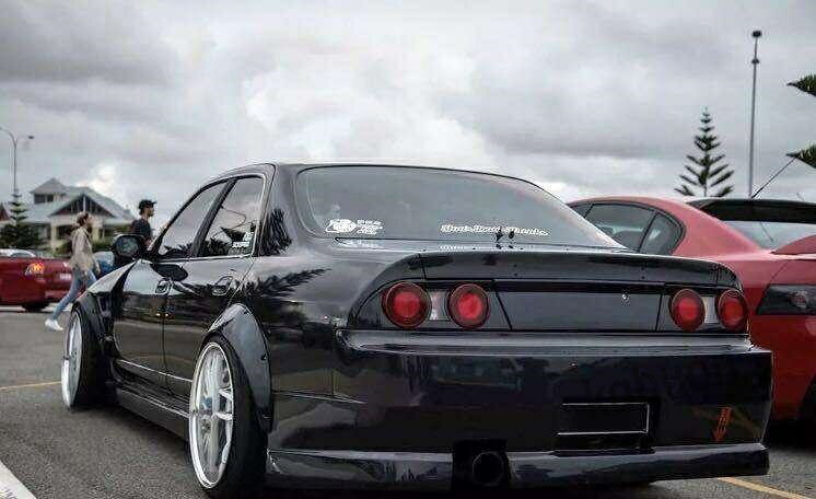 商品名：R32 R33 ワイドボディキット オーバーフェンダー エアロ 4輪分SET GT-R RB25 RB26 深リム対応※お届けまでに、通常2-3週間程お時間を頂戴しております。配送会社の都合により、1ヵ月程度要する可能性もございます。●日産 R32 R33 ワイドフェンダーキットの出品になります。●こちらは4輪分SETとなります。画像の寸法を参考によろしくお願いいたします。商品名：R32 R33 ワイドボディキット オーバーフェンダー エアロ 4輪分SET GT-R RB25 RB26 深リム対応※お届けまでに、通常2-3週間程お時間を頂戴しております。配送会社の都合により、1ヵ月程度要する可能性もございます。●日産 R32 R33 ワイドフェンダーキットの出品になります。●こちらは4輪分SETとなります。画像の寸法を参考によろしくお願いいたします。