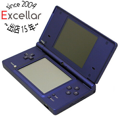 商品名【中古】任天堂 ニンテンドーDSi ブルー TWL-S-ZBA 本体のみ 本体いたみ商品状態 動作確認済みの中古品です。※本体に割れ・キズ・汚れなどの傷みが見られます。※中古品ですので、傷、汚れ等がございます。ご理解の上、ご検討お願いします。商品説明 自分仕様の「マイDS」へ ニンテンドーDSiは、本体に内蔵された2つのカメラを使っていろいろ遊べる「おもしろカメラ」で、自分だけの写真アルバムを作ったり「触れる音楽プレーヤー」で、音楽ライフを満喫したり、それ以外にもさまざまなソフトをダウンロードして追加することができ、自分だけのDSマイDSとして楽しむことができます。 また、ニンテンドーDS Liteに比べて、画面をより大きく、音量や音質も向上し、本体はより薄く、より軽くなり、撮影した写真の保存などができるSDカードスロットも搭載されました。 ※ニンテンドーDSiでは、ゲームボーイアドバンス用ソフトはお使いいただけません。また、ゲームボーイアドバンス用スロットに差し込むニンテンドーDS向け周辺機器や、ゲームボーイアドバンスカートリッジとの連動機能は使用できません。 商品名 ニンテンドーDSi カラー メタリックブルー 型番 TWL-S-ZBA 仕様 液晶サイズ　3.25型 液晶画面　透過型TFTカラー液晶（26万色表示可能） 使用電池　ニンテンドーDSi用ACアダプタ/専用バッテリーパック 対応ソフト ・ニンテンドーDS専用ソフト ・ニンテンドーDSi専用ソフト ・ニンテンドーDSiウェア 入力端子 ・DSカードスロット ・SDメモリーカードスロット ・ACアダプタ接続端子 ・ステレオヘッドホン／マイク接続端子 サイズ 横x縦x厚さ 137.0×74.9×18.9 mm 重さ 約214g 付属品 ※なし。ACアダプタ・タッチペン等付属しません。本体のみとなります。ご確認後、ご検討お願い致します。 その他 ※商品の画像はイメージです。その他たくさんの魅力ある商品を出品しております。ぜひ、見て行ってください。※返品についてはこちらをご覧ください。　