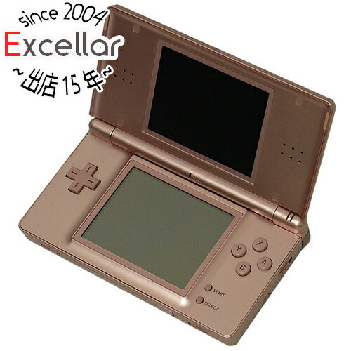 商品名【中古】任天堂 ニンテンドーDS Lite ロゼ USG-S-ZPA タッチペンなし商品状態 動作確認済みの中古品です。 ※中古品ですので、傷、汚れ等ある場合がございます。 商品説明 ニンテンドーDSのユニークで多彩な機能はそのままに、本体を薄型軽量化することで携帯性を一層高め、画面をさらに明るくできる4段階の輝度調整機能を搭載しました。 商品名 ニンテンドーDS Lite ロゼカラー メタリックロゼ型番 USG-S-ZPA 基本仕様 液晶サイズ　3.0型 液晶画面　透過型TFTカラー液晶（26万色表示可能） 使用電池　ニンテンドーDS Lite用ACアダプタ/専用バッテリーパック 対応ソフト ・ゲームボーイアドバンス専用ソフト ・ニンテンドーDS専用ソフト 入力端子 ・DSカードスロット ・ゲームボーイアドバンスカートリッジスロット ・ACアダプタ接続端子 ・ステレオヘッドホン／マイク接続端子 サイズ 横x縦x厚さ 133.0×73.9×21.5 mm(タッチペン長さ　約92mm) 重さ 約218g（バッテリーパック・タッチペン含む） 付属品 ※タッチペンはありません。 ※画像のものがすべてです。ご確認後、ご検討お願い致します。 その他 ※商品の画像はイメージです。その他たくさんの魅力ある商品を出品しております。ぜひ、見て行ってください。※返品についてはこちらをご覧ください。　