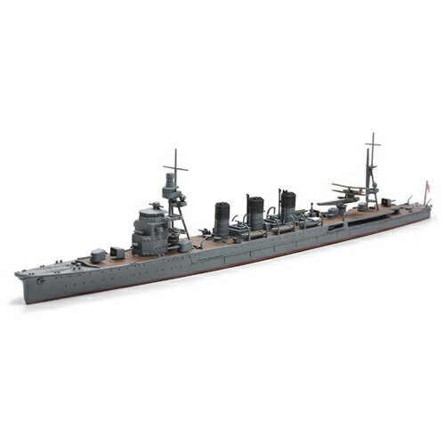 軽巡洋艦 阿武隈の1/700スケール、プラスチックモデル組立てキットです。■全長230mm、スマートな船体に箱形の艦橋と直立した3本の煙突を備えたクラシカルな姿を高い実感でモデル化。■船体は左右分割式として、長良型で唯一ダブルカーブ型となった艦首や舷外電路など舷側のディテールもリアルに表現。■後方にまとめられた4連装魚雷発射管や独特な形状のシェルター甲板、7基の14cm単装砲と各種対空兵装など、真珠湾攻撃時の姿を忠実に再現。■14cm砲やカタパルトはポリキャップを使用して完成後も旋回可能。■同じ5500トン級の球磨型、長良型各艦と作り較べたり、兵装の変遷をモデルでたどるのも興味深いでしょう。写真はキットを組み立て、塗装したものです