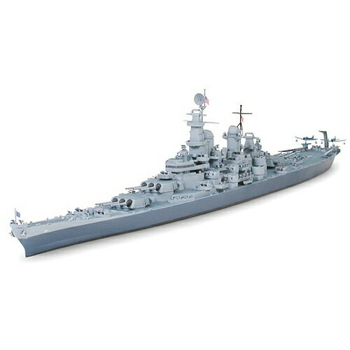 アメリカ海軍戦艦ミズーリのプラスチックモデル組立てキットです。 ●1/700スケール、全長386.5mm 、全幅47mm。 ●1944年に就役し、朝鮮戦争や湾岸戦争にも出動したミズーリを太平洋戦争時の姿でモデル化。 ●細長い船体やシェアの反り上がった艦首、艦橋と一体化された前部煙突など特徴を捉えて再現。 ●質感あふれる船体は左右分割式。艦橋構造物やマスト類の精密な表現も見どころです。 ●主砲塔の取り付けにはポリキャップを使用し、組立後も回転可能。 ●40mm連装機銃や20mm単装機銃などの対空兵装パーツも繊細な仕上がり。 ●艦載機はヴォートOS2UキングフィシャーとカーチスSC-1シーホークの2種類をセット。写真はキットを組み立て、塗装したものです