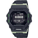 G-SHOCKのスポーツライン「G-SQUAD」から、ナイトシーンでのトレーニングをイメージしたモデルです。ベゼルとバンドの境界部分に蓄光樹脂を採用しました。加速度センサーや距離計測機能、スマートフォン連携機能などトレーニングに役立つ機能を搭載。スマートフォンのGPS機能と連携することで計測距離を補正します。更に走行ペースの計測やオートラップ機能も搭載。また、専用アプリ「G-SHOCK MOVE」で歩数やカロリー消費量のライフログやアクティビティ履歴などの確認もでき、毎日のワークアウトをサポート。日常の健康管理からランニングの持久力強化まで、幅広く役立つG-SHOCKです。【基本情報】ケースサイズ（縦×横×厚さ）：48.4 × 45.9 × 15 mm質量：58 gケース・ベゼル材質：樹脂バンド：樹脂バンド構造：耐衝撃構造（ショックレジスト）防水性：20気圧防水電池寿命：約2年センサー機能：トレーニング機能：加速度センサーによる距離・速度・ペースなどを計算して表示、自動／手動ラップ機能、オートポーズ機能、到達お知らせアラート設定（時間、消費カロリー）ON/OFF切替機能、トレーニング表示カスタマイズ機能（計測タイム、距離、ペース、ラップタイム、ラップ距離、ラップペース、平均ペース、速度、平均速度、消費カロリー）【モバイルリンク/アプリ連携機能】モバイルリンク機能（Automatic Connection、対応携帯電話とのBluetooth通信による機能連動）アプリ「G-SHOCK MOVE」対応・アプリ連携機能　自動時刻修正　簡単時計設定　ワールドタイム約300都市　通知機能（電話着信・メール受信・SNS新着・カレンダー通知・リマインダー通知）　アクティビティログデータ　ライフログデータ　スマートフォンのGPSによる距離補正　トレーニングプラン作成　携帯電話探索【外装】ガラス：無機ガラスバンド装着可能サイズ：145〜215mm【時計機能】ワールドタイム：世界38都市（38タイムゾーン※、サマータイム自動設定機能付き）＋UTC（協定世界時）の時刻表示※携帯電話との接続で更新される場合があります。ストップウオッチ（1秒、100時間計、スプリット付き）タイマー：最大5つの時間設定が可能なインターバル計測用のタイマー（セット単位：1秒、最大セット：60分、1秒単位で計測、オートリピート）時刻アラーム4本（スヌーズ機能付き）LEDバックライト（オートライト、スーパーイルミネーター、残照機能、残照時間切替（1.5秒/3秒）付き）ライトカラーLED：ホワイトフルオートカレンダー操作音ON/OFF切替機能精度平均月差：±15秒※スマートフォンと連携しない場合は、通常のクオーツ精度（平均月差±15秒）で動作します。12/24時間制表示切替バイブレーション機能ユーザープロフィール設定機能日付・曜日表示操作バイブレーションON/OFF切替機能センサー機能詳細トレーニングログデータ（最大100走分、ラップデータはそれぞれ最大140本）：計測タイム、距離、ペース、消費カロリー ライフログデータ：＜デイリーデータ表示＞歩数、＜月間データ表示＞走行距離