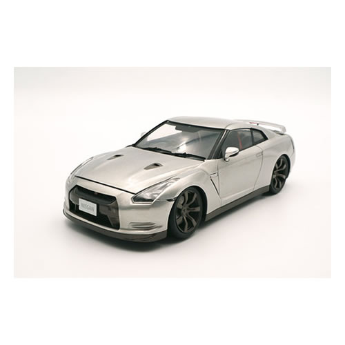 NISSAN GT-R エンジン付きのパッケージをリニューアルして再登場！2007年登場のR35GT-Rをパーツ点数を抑え、実車同様、シャープな形状を忠実に再現。NISSAN GT-Rにエンジンパーツを追加。・パーツ数をおさえて作りやすさを追求・実車に忠実なボディ形状・ディスクブレーキとキャリパーを別パーツ化伝統のリアランプである丸目4灯、純正ホイール、タイヤなどを再現。ウィンドガラスは前後左右一体型で、リア・サイドははめ込みタイプでボディ表面との差が少ない設計仕様。デカール、メタルインレットを収録。メタルインレットは、ロゴマーク、各ミラーを収録。リアルに仕上げることができます。デカールにはロゴやメーターパネルなどを収録。疾走感あるパッケージイラストにリニューアルしましたJANコード：4968728047492メーカー：フジミ模型