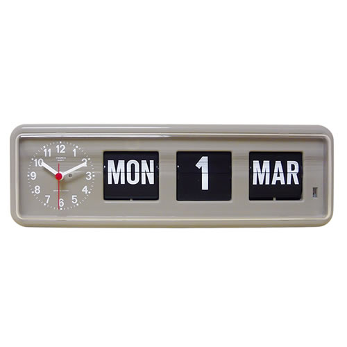 TWEMCO社のパーペチュアルカレンダー付き掛け置き兼用クロック。日付も時刻も一度に確認できて便利です。レトロながらもシンプルなデザインが特長です。パーペチュアルカレンダーは、一般的な時計に搭載されるカレンダーのように手動によって日付修正を行う必要が無く、月末ごとの日数修正だけでなく、うるう年の調整まで自動で計算して修正してくれる優れた機能です。※撮影時のライティング、ご覧になっているモニター・PC環境により、実際の商品と色味が異なって見える場合があります。※記載サイズは全て平置き寸法であり、商品により多少の誤差が生じる場合がございます。※ご購入時の電池はモニター電池となっておりますので、電池切れは対応しかねます。※工場にて検査を行っておりますが、多少の色ムラや小さな傷等がある場合もあります。商品サイズ（幅×高さ×奥行き）：約W340×H110×D75mm本体重量：約600g使用電池：単2電池×1（アルカリ電池推奨）■機能時刻表示：AM・PM表示パーペチュアルカレンダー表示：月・日・曜日置き掛け兼用■素材・原材料ケース：ABS樹脂風防：アクリルフラップ：PVC■付属品木ねじ×2、単2電池×1（モニター用）カラー：グレーブランド：TWEMCO（トゥエンコ）JAN：4547106210026
