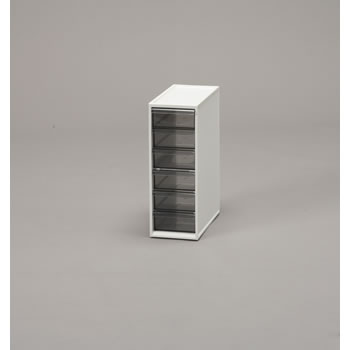 小物の収納に便利な引き出しが6個ついた、環境に配慮した再生原料を使用したキャビネットです。 引き出しが飛び出しにくい、簡易ロック構造です。 グリーン購入法適応商品です。 【仕様】 ・商品サイズ(cm)： 幅10.4×奥行21×高さ29 ・引き出し内寸（cm）： 幅約8.8×奥行約19.2×高さ約3.9 ・主要材質： ハイインパクトスチロール・スチロール ・収納の目安： 小物、パーツ等　