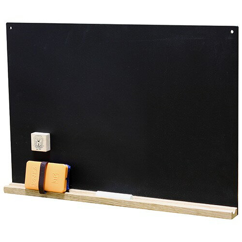 昔懐かしい黒板をA3サイズに仕上げました。黒板。黒板板面は、板面が反りにくいMDF素材です。黒板はマグネットがくっつくのでメモをはさんでとめることができます。そのまま立てかけて使ったり、穴に紐を通して掛けたりとお好きな形でご使用いただけます。黒板、黒板ふき、チョークはすべて国内で丁寧に作っています。ロゴ入りの木製マグネット付です。●黒板サイズ：420×320×35mm●色：黒●材質：黒板：MDF・ホワイトオーク・酸化鉄粉・PE●材質：黒板ふき：再生プラスチック・再生スポンジ●材質：チョーク：炭酸カルシウム(ホタテの貝殻粉末含む)●セット内容：黒板×1・ダストレスチョーク白×1・黒板拭きSサイズ×1・木製マグネット×1※黒板の使い始めは表面の凹凸があらく目詰まりなどしやすいので、一度チョークで全体を軽く薄く塗りつぶしてから黒板ふきで消してください(表面がなじんで使いやすくなります。)。※チョークはコーティング部分(うすい水色)でないほうからお使いください。