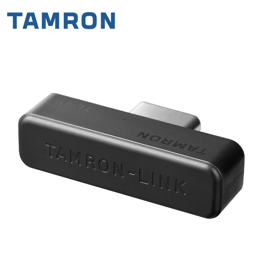 保証情報 等 ▼タムロン TAMRON-LINK (Model TL-01) 【メーカー保証】1年間 【生産国】日本 TAMRON-LINKをタムロンレンズに装着することで、スマートフォンからレンズの各種機能を無線通信（Bluetooth）で操作できるようになります。これにより、ケーブル接続の制約から解放され、現場での作業効率が向上し、より自由でスムーズな撮影体験が可能となります。 また、TAMRON-LINKの使用で、Androidデバイスに加えて、新たにiOSデバイスからの操作も可能になりました。対応デバイスが広がったことで、より多くの方にTAMRON Lens Utilityをお楽しみいただけます。 [対応レンズ] ・16-30mm F/2.8 Di III VXD G2(Model-A064) ・17-50mm F/4 Di III VXD(Model-A068) ・20-40mm F/2.8 Di III VXD(Model-A062) ・25-200mm F/2.8-5.6 Di III VXD G2(Model-A075) ・28-300mm F/4-7.1 Di III VC VXD(Model-A074) ・28-75mm F/2.8 Di III VXD G2 ソニーE用(Model-A063S) ・35-100mm F/2.8 Di III VXD(Model-A078) ・35-150mm F/2-2.8 Di III VXD ニコンZ用(Model-A058Z) ・50-300mm F/4.5-6.3 Di III VC VXD(Model-A069) ・50-400mm F/4.5-6.3 Di III VC VXD(Model-A067) ・70-180mm F/2.8 Di III VC VXD G2(Model-A065) ・90mm F/2.8 Di III MACRO VXD(Model-F072) Bluetooth VersionBluetooth 5.4 Bluetooth ClassClass2 通信距離最大5m 製品サイズ奥行7.1mm×幅25.3mm×高さ6.6mm (コネクタ部を含まず) 質量約2g 動作温度0-40℃ 動作湿度85％以下 *結露が発生した場合には正常に動作しない場合がありますので、ご注意ください。 【TAMRON-LINKご利用に関する注意事項】 本製品を安定して快適にご利用いただくために、以下の点にご注意ください。 1. 動作環境について ・本製品は、すべてのBluetooth搭載デバイスとの動作を保証するものではありません。 ・周囲の電波状況、障害物、接続デバイスの状態などにより、動作が不安定になったり、通信が遅延したり、途切れたりする場合があります。 ・電子レンジやWi-Fi機器など、同じ2.4GHz帯を使用する機器の近くでは、通信が途切れたり速度が低下したりする場合があります。 ・無線通信距離は目安であり、ご使用環境により異なります。 2. 接続とファームウェアについて ・TAMRON-LINKは、日本・アメリカ・カナダ・EU・イギリス・中国(香港・マカオ含む)でのみご使用いただけます。(2026年2月現在。) ・TAMRON Lens UtilityおよびTAMRON-LINKをご利用の際は、対応レンズのファームウェアを最新にアップデートしてください。Mobile版はレンズのファームウェアアップデート非対応です。PC版をご使用ください。 ・以下の製品につきましては、現時点ではTAMRON-LINKをご利用いただけません。TAMRON-LINKのご利用に必要なレンズの対応ファームウェアは、2026年春頃にリリースを予定しております。 ＜対象製品＞ ・28-75mm F/2.8 Di III VXD G2 (Model A063) ニコン Z マウント用 ・35-150mm F/2-2.8 Di III VXD (Model A058) ソニー Eマウント用 ・レンズファームウェアアップデート情報はサポートページに随時掲載いたします。詳細はメーカーサイトをご覧ください。 3. その他 ・Bluetooth接続中は、カメラおよび接続デバイスのバッテリー消費が早くなることがあります。 ・はじめてご使用になる際は、接続デバイスとの機器登録が必要です。操作方法の詳細はメーカーサイトをご覧ください。 ・本製品は医療機器や航空機の安全運行に影響を与えるおそれがあるため、そのような環境では使用しないでください。 ・本製品の使用により発生した直接・間接の損害について、メーカー及び当社は責任を負いかねます。