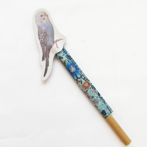 カーマイン　レザーペンホルダー　セキセイインコ　水色地[carmine]　日本製小鳥・インコ・オウム・ボールペン・革製品・花柄