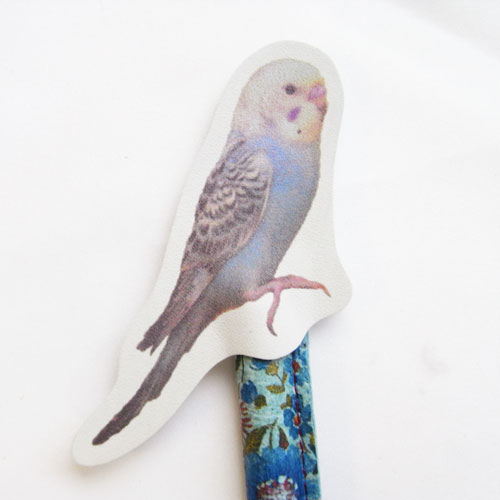 カーマイン　レザーペンホルダー　セキセイインコ　水色地[carmine]　日本製小鳥・インコ・オウム・ボールペン・革製品・花柄