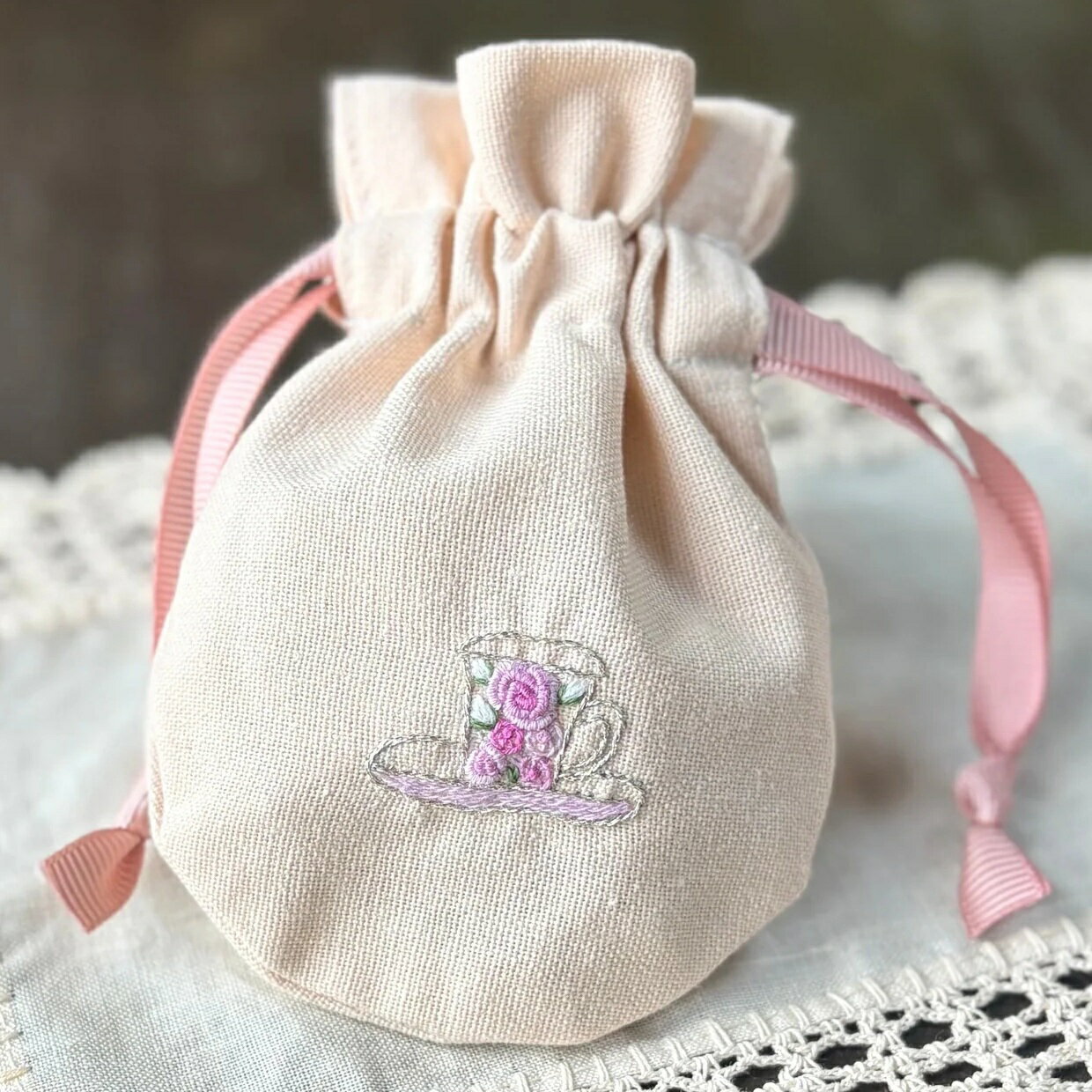 Rakuten - 手刺繍ポーチ March プチ巾着　ティーカップ ローズ ミニ巾着 Zenma ハンドメイド 小物入れ ハンドメイドポーチ ベトナム刺繍 薔薇 ローズ バラ