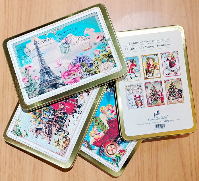 ■サイズ約：11X16×厚み1cm■素材：スチール ドイツから輸入されたEdition Tausendschon のポストカードが収まる缶ケース。缶のみの販売です。薄型でヒンジ（蝶番・丁番）付きの缶ケースです。 ゴールドカラーのスチール製で塗装されていません。そのため素材上、縁に少し錆がある場合がございます。 空気に触れることで錆が出てアンティーク感が出てくる缶です。 表面と裏面のシールはコーティング無しの紙製です。 ロットにより色が少し異なる場合がございます。 ほんの少しの傷やこすれがある場合がございます。あらかじめご了承下さいませ。ドイツのハガキケース。 いただいた年賀状を入れたり 使いかけのクロモスやシール、糸や糸通しなど薄手の小さなものを入れるのにも活躍します。