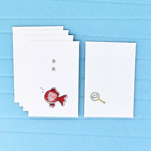 金魚すくいで見つけた、ぷっくりした金魚。 なんかご利益ありそうなイラストがかわいいぽちぶくろです。 お金が透けないような厚手の専用和紙を使用しています。 石田意志雄先生によるシリーズ。 もらった人も思わずニヤリ。 同柄5枚入り。 ●サイズ：W65×H100mm ●素材：和紙 ●生産：日本　岐阜県美濃和紙タイトルとイラストが絶妙で楽しいポチ袋。　 もらった人も思わずニヤリ。