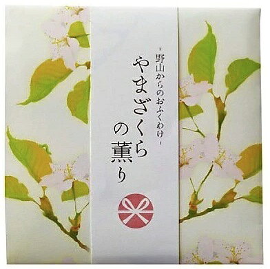 ■素材・成分：タブ粉・香料 ■セット内容：スティックタイプお香12本入（燃焼時間：約12分）香立付き。 （付属の香立は、アルミ製です。穴のある側を折り曲げてご使用ください） ■パッケージサイズ：約W98×D10×H100mm ■日本製 ■季節ごとの野山がはなつ素朴なやさしさを　家族や友だち、大切な人とわかち合う 「お福分け」 の心。 にっこり笑う福の神がきっと幸せを運びます。 【香りの特徴】春をつげるころ、静かに咲き初める、おだやかで清楚な、やまざくらの香りです。香りを深く味わうにつれ、おだやかで清楚な香りの中に、つややかで大人っぽい表情も感じられます。山がピンクに染まり春を告げる山桜の、奥深い香りをお楽しみいただけます。芳香以外の目的に使用しないで下さい。玄関やベッドサイドなどお好みの場所に♪プチギフトにも喜ばれます 【日本香堂】野山からのおふくわけ　やまざくらの薫り　スティック【お香】 販売元：株式会社日本香堂春をつげるころ、静かに咲き初める、おだやかで清楚な、やまざくらの香りです♪