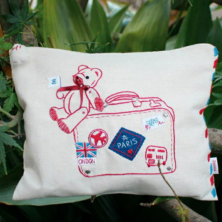 Rakuten - 手刺繍ポーチ　ファスナーフラットポーチ　エアメール テディと旅に　Zenma ゼンマ ハンドメイド コスメポーチ クマ 熊 テディベア