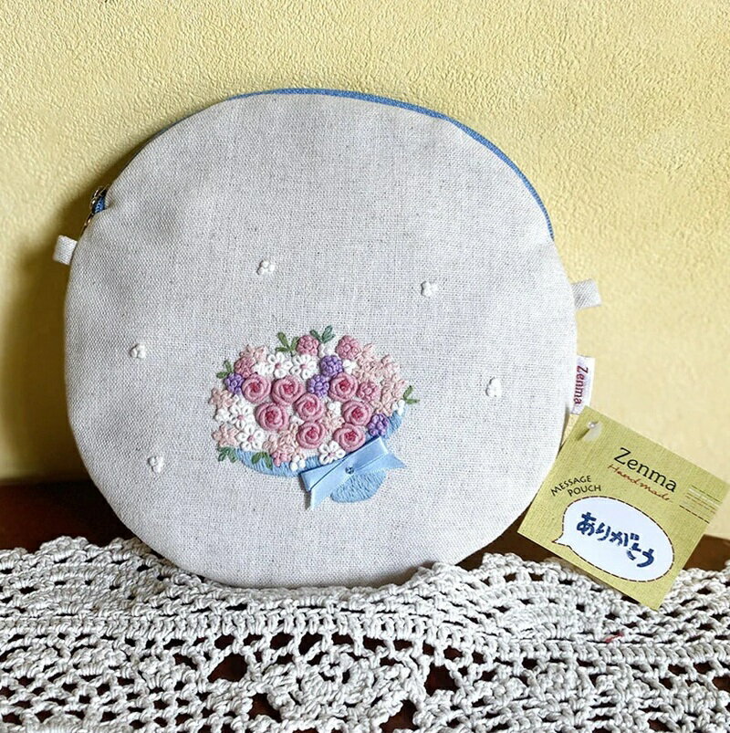 手刺繍ポーチ 丸型メッセージポーチ ありがとう Zenma ゼンマ ハンドメイド コスメポーチ ローズ 花束 ブーケ