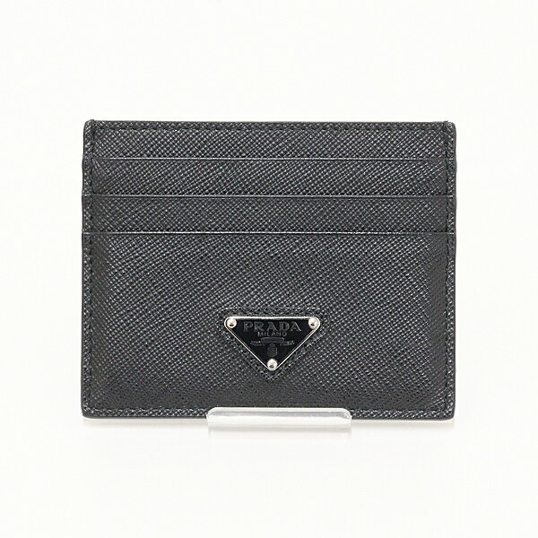 スタッフからのコメント ◆プラダ PRADA カードケース IMC025 ブラック 【中古】Sランク。 ◆中古S。一度、消費者の手に渡った商品ですが、傷や汚れなどを確認することが大変難しい状態の商品です。保管時についたと思われる縫い目や折り返しの浮き上がりがみられます。お写真をご確認ください。 ◆素材の性質上、もともとのシワ・小さな傷等が見られる場合がございますが、天然素材の風合いとしてご理解くださいますようお願い申し上げま。 ◆お使いのモニター環境により実際の色合いと違いがある場合がございます。あらかじめご了承ください。 ◆代引のご注文の場合、ご注文日より3日以上先の日時指定はお受けできません。ご注文頂いた場合は一度キャンセルさせて頂きます。 ◆ご不明な点等ございましたらご気軽にお問合せ下さいませ。 &nbsp; 管理番号 F-05745 カテゴリー 財布/小物 ブランド プラダ 品名 カード入れ 型番 IMC025 参考上代 ランク S サイズ W10cm H8cm D0.7cm カラー ブラック 素材 本革 ライン 製造国 シリアル 付属品 箱 仕様 カード入れ×6 オープンポケット×1 備考 ランク表示について N：未使用、又は新品の状態です。買取り/質流れ品ですので箱・保証 書・説明書がない場合がございます S：数回使用程度の新品に近いコンデションの美品 A：中古品で、若干の小傷がありますが程度の良い状態（仕上げされた商品もここに含まれます） B：中古品で使用感、又はお伝えしなければいけない欠点がある状態 素材表記について SS：ステンレススチール YG：イエローゴールド PT：プラチナ WG：ホワイトゴールド PG：ピンクゴールド SV：シルバー