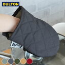 商品名 Glutton oven mitt DULTON 商品詳細 サイズ 約 W13.5×H17×D5cm 重量 約65g 素材 表地：コットン、合成ゴム（クロロプレンゴム） 裏地：不織布（ポリプロピレン） 中綿：リサイクルコットン 備考 ※本製品は台所、厨房用品です。調理用途以外にはご使用にならないで下さい。 ※短時間でご使用下さい。長時間熱いものにふれていると熱が伝わってくる恐れがあります。熱いものの取扱いには十分ご注意の上、ご使用下さい。 ※本製品の耐熱温度は約180度、耐冷温度は約−20度です。安全の為使用可能範囲内でご使用下さい。 ※本製品は耐火繊維（不燃性）ではございませんので火に近づけたり、火の側に置いたりしないで下さい。 ※熱い蒸気には触れぬようご注意下さい。蒸気が繊維の中を通りやけどの危険があります。 ※ゴム素材の特性上、経年劣化による破れや亀裂が発生する場合がございます。ご使用の前に表面に異常が無いか必ずご確認下さい。 ※破れ・ホツレが見られた場合にはご使用をおやめ下さい。 ※空焚きの鍋等、耐熱温度以上のものには使用しないで下さい。 ※表面が水でぬれていたり、油で汚れていると滑ることがあります。清潔にし、乾いた状態でご使用下さい。 ※使い始めは素材特有の匂いがありますが、ご使用には差し支えありません。 ※洗濯機をご使用の際は必ずネットに入れ、弱水流での洗濯をお勧めします。 ※塩素系漂白剤、柔軟剤、乾燥機、アイロンのご使用はお止め下さい。また、つけ置き洗いはお止め下さい。 ※洗濯後は風通しの良いところで十分乾燥させて下さい。 検索キーワード グラットン オーブン ミット Glutton oven mitt ミトン ダルトン DULTON 鍋つかみ キャンプ アウトドア キッチングローブ キッチンミトン オーブンミトン オーブングローブ キッチン 台所 耐熱料理 おしゃれ シンプル 母の日 ギフト ラッピング ラッピングOK →詳細はこちらGlutton oven mitt DULTON パペットの様なデザインがかわいい♪DULTON Glutton oven mitt パペットの様なかわいいデザインのDULTON Glutton oven mitt あつあつのお料理も安心して持ち運べます。 耐熱温度は約180度、耐冷温度は約−20度とパペットの様な可愛いビジュアルからは想像できない実力派アイテム！ ループ付きで、キッチンのいろいろなところに吊るせて、便利です。アウトドアで映えるカラー展開で、キャンプなどでご使用いただくのにぴったり♪ おしゃれなパッケージ入りで、プチギフトにもおすすめです。 →シリーズ一覧を見る