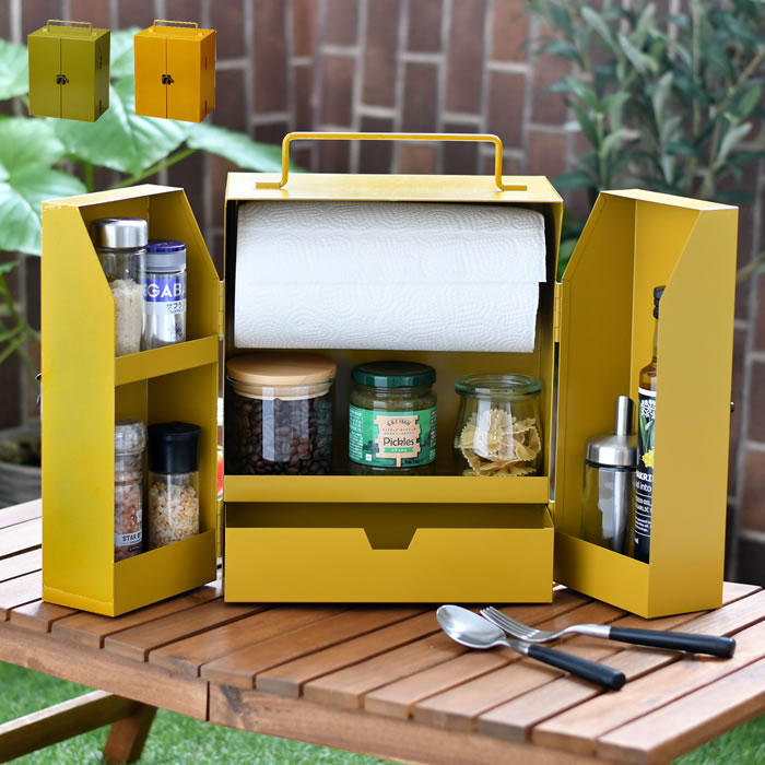 商品名 SPICE＆KITCHENPAPER RACK 商品詳細 サイズ 約 W25×H30×D18cm(ハンドル含まず) 重量 約2536g 素材 主材：スチール(エポキシ粉体塗装) 仕様 個装：ダンボール キッチンペーパーホルダー付属(直径約11×23cmのキッチンペーパーに対応)、クッションシール付属 原産国 中国製 備考 ※運搬時は、スパイスなどの収納物に十分な緩衝を施して破損を防いでください。本品は収納物を保護するものではありません。 ※過度に重いものを入れないでください。また、無理な力を加えたり乱暴に扱わないでください。破損する恐れがあります。 ※汚れたり、水にぬれた状態で放置するとサビが発生します。 ※デザイン上、尖った箇所や部品がありますので設置・ご使用の際はご注意ください。 検索キーワード SPICE＆KITCHENPAPER RACK 調味料ラック おしゃれ キッチンペーパーホルダー キャンプ カーキ マスタード アウトドア 大容量 かわいい スパイス 収納 スチール製 カトラリー収納 バーベキュー BBQ 扉付き ラッピング ラッピングOK →詳細はこちらSPICE＆KITCHENPAPER RACK キッチン小物の収納に！キャンプでも使えるおしゃれなスパイスラック アウトドアでも家でも使えるスパイスラック！ スパイスの収納はもちろん、キッチンペーパーやカトラリー収納も出来ます。 扉と持ち手が付いているので外への持ち運びにも便利♪ カラーは、カーキとマスタードで自然の中にも家のインテリアにも馴染みます。 散らかりがちなキッチン小物がおしゃれにスッキリまとまるアイテムです♪