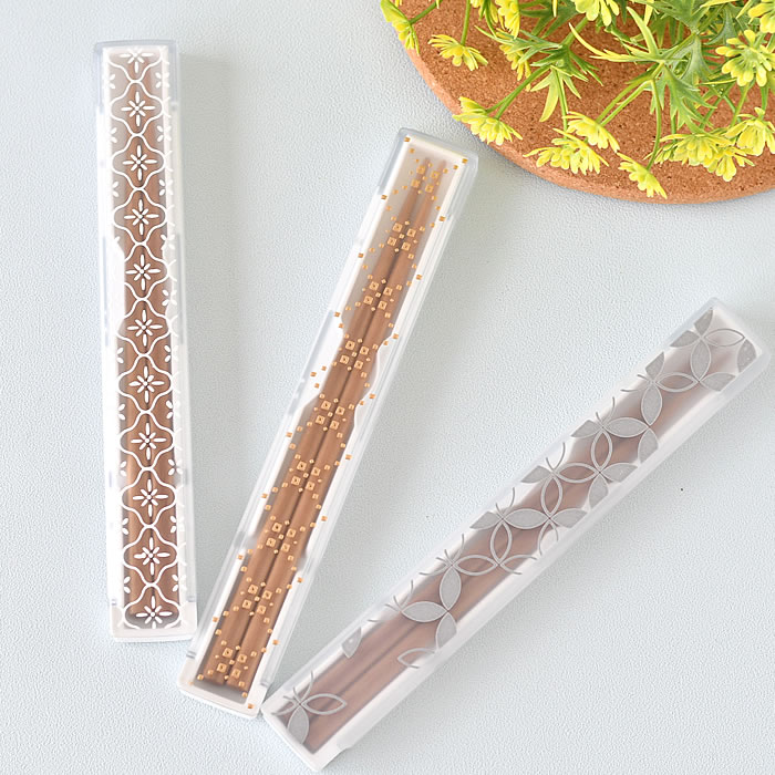 商品名 わだんみずは 箸＆ケース 商品詳細 サイズ ケース：約 W19×D2.7×H1.3cm 箸全長：18cm 重量 約42g 素材 AS樹脂、ポリプロピレン、天然木 仕様 箸先に滑り止め加工 カチャカチャ音がなりにくい設計 原産国 日本...