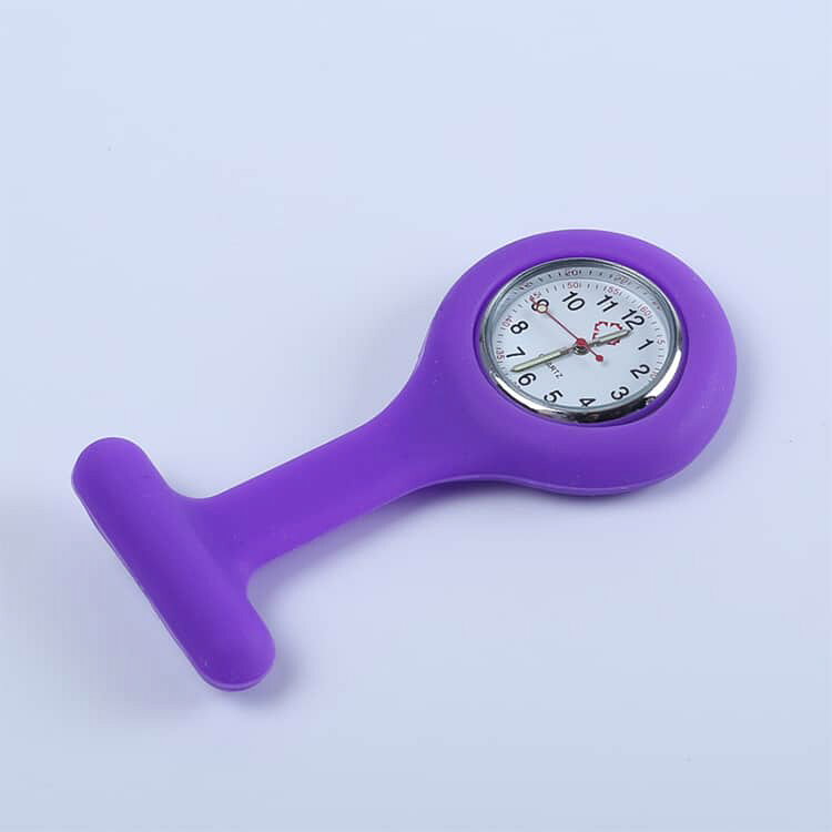 かえで屋のカラフル ピン式クリップ 蓄光 機能性 安全ピン ナースウォッチ 便利 ナース レディース 蓄光 ピン式クリップ 蓄光 ナースグッズ 見やすい 蓄光文字盤 看護師 ナース ナース時計 クリップ時計 看護師 看護師 医療 懐中時計 保育園 幼稚園先生｜アングル3
