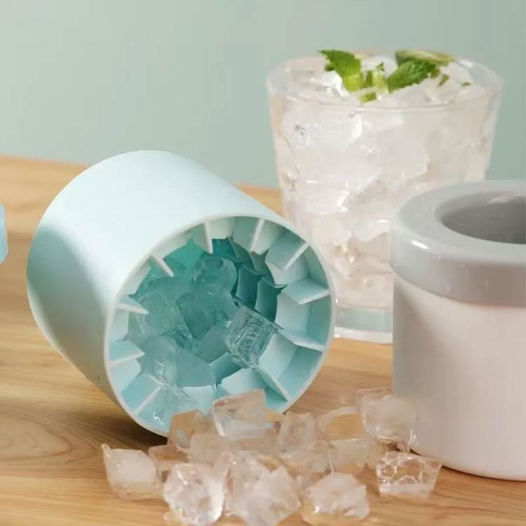直接カップに入れる！3d製氷皿 角氷 製氷機 小粒 柔らかい 取り出しやすい 製氷カップ 角氷 蓋付き 家庭用 四角氷 アイストレー 2個セット 製氷器 円筒形 製氷トレー カップ製氷機 新生活 小分け プレゼント キッチン用品 衛生 シリコン 3