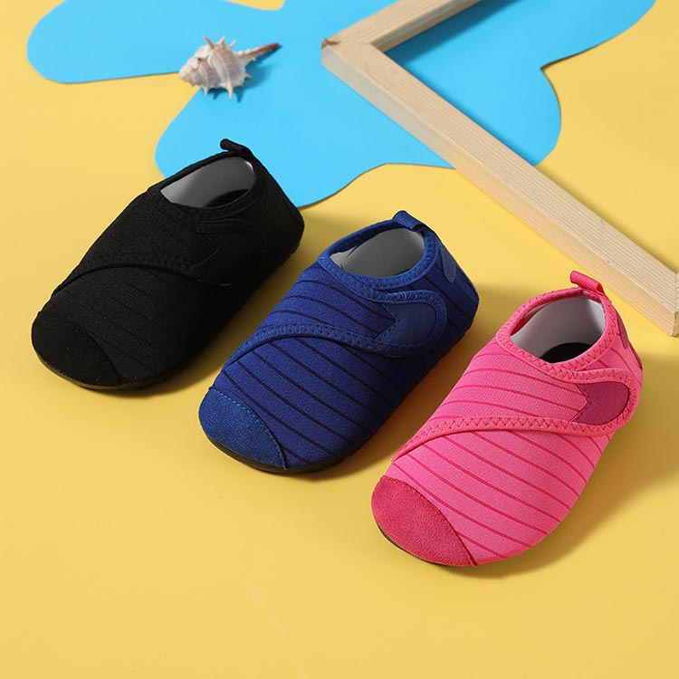 かえで屋の13cm ビーチサンダル マリンシューズ プール ベビー 無地 15cm 14cm 16cm シンプル 子供 マジックテープ 海 ウォーターシューズ 水遊び ビーチ レジャー マリンシューズ 水陸両用 つま先保護 アクアシューズ サンダル ベビー 靴 女の子 男の子｜アングル2