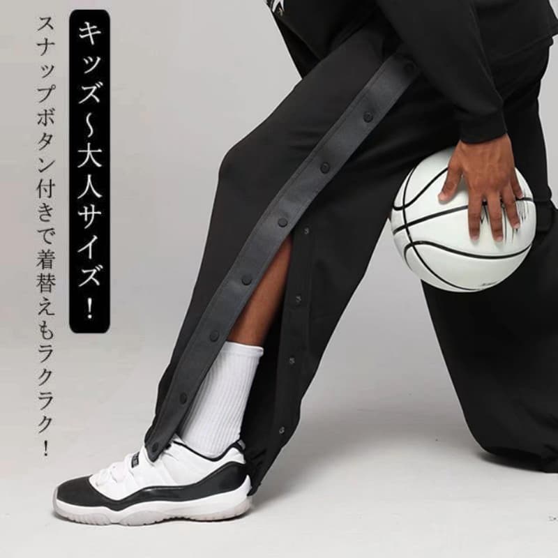 スナップボタン付きで着替えもラクラク！キッズ〜大人サイズ！サイドのラインがポイントのバスケットパンツ。柔らかく、通気性も良いスウェット素材を使用。一日中快適に着用できます。ゆったりとしたシルエットとウエストのゴムがリラックスした履き心地。バスケットボール・ミニバスケットボールの練習着から、ジムやトレーニングウエアとしても使えます。休日のカジュアルスタイルにも大活躍してくれます。 サイズ 2XS XS S M L XL 2XL 3XL 4XL 5XL サイズについての説明 【XXS】お勧め体重25-35kg　【XS】お勧め体重35-45kg 　【S】お勧め体重45-55kg　【M】お勧め体重55-60kg　【L】お勧め体重60-70kg　【XL】お勧め体重70-80kg　【2XL】お勧め体重80-90kg　【3XL】お勧め体重90-95kg　【4XL】お勧め体重95-100kg　【5XL】お勧め体重100-105kg 素材 ポリエステル 色 ブラック 備考 ●サイズ詳細等の測り方はスタッフ間で統一、徹底はしておりますが、実寸は商品によって若干の誤差(1cm〜3cm )がある場合がございますので、予めご了承ください。 ●商品の色は、撮影時の光や、お客様のモニターの色具合などにより、実際の商品と異なる場合がございます。あらかじめ、ご了承ください。 ●製品によっては、生地の特性上、洗濯時に縮む場合がございますので洗濯時はご注意下さいませ。 ▼色味の強い製品によっては他の衣類などに色移りする場合もございますので、速やかに（脱水、乾燥等）するようにお願いいたします。 ▼生地によっては摩擦や汗、雨などで濡れた時は、他の製品に移染する恐れがございますので、着用の際はご注意下さい。 ▼生地の特性上、やや匂いが強く感じられるものもございます。数日のご使用や陰干しなどで気になる匂いはほとんど感じられなくなります。スナップボタン付きで着替えもラクラク！キッズ〜大人サイズ！サイドのラインがポイントのバスケットパンツ。柔らかく、通気性も良いスウェット素材を使用。一日中快適に着用できます。ゆったりとしたシルエットとウエストのゴムがリラックスした履き心地。バスケットボール・ミニバスケットボールの練習着から、ジムやトレーニングウエアとしても使えます。休日のカジュアルスタイルにも大活躍してくれます。 サイズ 2XS XS S M L XL 2XL 3XL 4XL 5XL サイズについての説明 【XXS】お勧め体重25-35kg　【XS】お勧め体重35-45kg 　【S】お勧め体重45-55kg　【M】お勧め体重55-60kg　【L】お勧め体重60-70kg　【XL】お勧め体重70-80kg　【2XL】お勧め体重80-90kg　【3XL】お勧め体重90-95kg　【4XL】お勧め体重95-100kg　【5XL】お勧め体重100-105kg 素材 ポリエステル 色 ブラック 備考 ●サイズ詳細等の測り方はスタッフ間で統一、徹底はしておりますが、実寸は商品によって若干の誤差(1cm〜3cm )がある場合がございますので、予めご了承ください。 ●商品の色は、撮影時の光や、お客様のモニターの色具合などにより、実際の商品と異なる場合がございます。あらかじめ、ご了承ください。 ●製品によっては、生地の特性上、洗濯時に縮む場合がございますので洗濯時はご注意下さいませ。 ▼色味の強い製品によっては他の衣類などに色移りする場合もございますので、速やかに（脱水、乾燥等）するようにお願いいたします。 ▼生地によっては摩擦や汗、雨などで濡れた時は、他の製品に移染する恐れがございますので、着用の際はご注意下さい。 ▼生地の特性上、やや匂いが強く感じられるものもございます。数日のご使用や陰干しなどで気になる匂いはほとんど感じられなくなります。