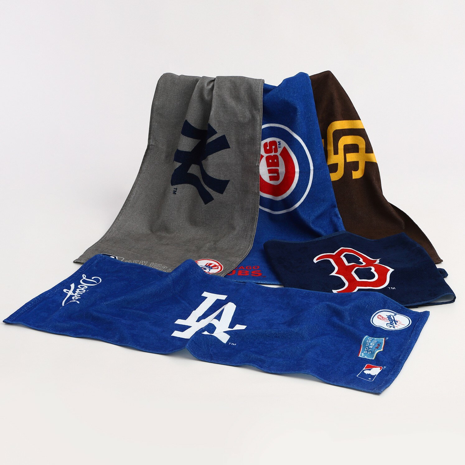 商品情報メジャーリーグベースボールMLBインクジェット フェイスタオル・約34x80cm 　綿100％　中国製配送方法【追跡可能メール便】追跡可能メール便で送れます■商品をカートに入れた後、最後の配送方法の選択の所で【追跡可能メール便】を選択して下さい・追跡可能メール便はMLBメジャーリーグ　ミニタオル以外の他商品との同梱は出来ません ・代引き決済が出来ません ・郵便受けへの投函になります1通に2枚まで入ります（送料250円）・3枚以上ご購入の場合は【送料無料】で発送いたします。・大量ご購入の場合は送料無料【宅配便】で発送いたします。　■他商品との同梱をご希望の場合は最後の配送の所で【宅配便】をお選び下さい（各地宅配料金かかります）当ショップ他商品を含めて商品代金の税込合計金額3980円以上ご購入の場合は【送料無料　宅配便】で送ります（沖縄、離島は除く）配送方法【宅配便】■メール便を希望しない方、他商品との同梱をご希望の場合は最後の配送の所で【宅配便】をお選び下さい（各地宅配料金かかります）※当ショップ他商品を含めて税込合計金額3980円以上ご購入の場合は【送料無料　宅配便】で送ります（沖縄、離島は除く）プチギフト対応・親しいご家族やご友人にお気軽なプチギフト対応無料です。（透明OPP袋入り、ギフトシール付）のしは付きません※選択の所でお選び下さいMLB公式ライセンス　インクジェット フェイスタオル「約34×80cm」メジャーリーグベースボール 鮮やかな発色と細かな表現力を兼ね備えた綿100％のフェイスタオルです。日常使い、応援グッズ、コレクション、又、プチギフトにもいかがでしょうか。 メジャーリーグ人気5球団の【フェイスタオル】です 鮮やかな発色と細かな表現力の綿100％の【フェイスタオル】です 細かな表現力 インクジェットプリント 鮮やかな発色 今　大人気のメジャーリーググッズが欲しい プレゼントに お手拭き、汗拭きに こんにちは！。人気のメジャーリーグのフェイスタオルです。　細やかなデザインが特徴的です。ご家族や親しいお友達へのプレゼントにいかがでしょうか。（プチギフト対応無料です） 3営業日以内に発送致します。1