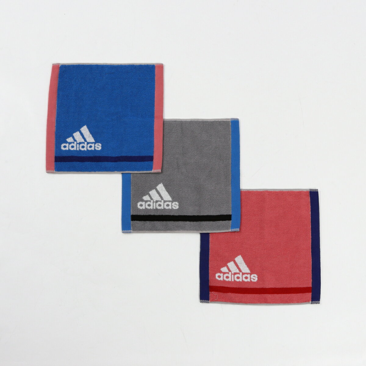 商品情報adidasタオルハンカチ　ゾイル　約25x25cm 　 綿100％　中国製・銀のナノテク抗菌防臭加工・日清紡Agフレッシュ加工/フルフィーコットン使用配送方法（メール便）　メール便で送れます・adidasハンカチ（別柄もOK)1通に3枚まで入ります（送料180円）・4〜6枚ご注文の場合2通で送ります（送料360円）・9枚以上ご購入の場合は【送料無料　宅配便】で発送いたします（沖縄、離島は除く）。※メール便は代引き決済、配送追跡は出来ません・郵便受けへの投函になります・他商品との同梱は出来ません：メール便をご希望の場合は商品をカートに入れた後、最後の配送方法の選択の所で【メール便】を選択して下さい　■システム上、送料誤表示になった場合は送料、合計金額を修正したメールをお送りいたしますのでご了承下さいませ。配送方法　（宅配便）■メール便を希望しない方、他商品との同梱をご希望の場合は商品をカートに入れた後、最後の配送の所で【宅配便】をお選び下さい（各地宅配料金かかります）当ショップ他商品を含めて税込合計金額3980円以上ご購入の場合は【送料無料　宅配便】で送ります（沖縄、離島は除く）プチギフト対応　　【無料】親しい友人やご家族のプレゼントにプチギフト対応【無料】です・OPP袋入り、ギフトシール付き・のしは付きません※ご希望の方は選択の所でお選び下さいアディダス　タオルハンカチ【ミニタオル】 ゾイル　約25×25cm 銀のナノテク抗菌防臭加工　日清紡Ag fresh加工／フルフィーコットン使用 世界の人気スポーツブランドadidasのタオルハンカチ【ミニタオル】です 銀のナノテク抗菌防臭加工日清紡Ag Fresh（エージーフレッシュ）／フルフィーコットン使用　約25×25cm 　 綿100％ 銀の力で抗菌防臭 部屋干しのイヤなにおいを抑えます 効果長持ち チョットいいタオルハンカチを使いたい方に プレゼントに お手拭き、汗拭きに こんにちは！こちらの商品は人気のスポーツブランドadidasのタオルハンカチです。　こちらのタオルハンカチは耐久性に優れた抗菌防臭加工が施されています。（ナノサイズの銀粒子の働きで細菌の増殖を抑制し、臭いの元となる菌の働きも抑えます）　また、吸水性のよいジャガード織となっております。 3営業日以内に発送します。 1