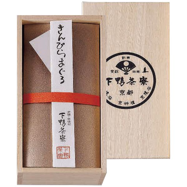ポイントあめ色になるまでじっくりと炊き合わせ、お互いの旨みを充分に吸わせたきんぴらまぐろは、お子様からご年配の方まで幅広く人気の一品。そのまま酒の肴として、おにぎりの具にしても美味しくお召し上がりいただけます。木箱入りで目上の方への贈りものにもオススメです。※写真はイメージです。内容・デザイン等変更になる場合があります。予めご了承ください。箱サイズ10.2×6×19.2cm現品サイズ・内容きんぴらまぐろ230g重さ350g製造生産地日本製賞味期間製造日より常温約120日アレルゲン小麦備考※「のし」や「包装」については、対応できる商品と対応できない商品がございます。ご購入前に、お気軽にお問い合わせください。通常、簡易包装に直に送り状を貼ってお送りいたします。【下鴨茶寮 商品一覧】 きんぴらまぐろ(木箱) 5201022 山海の幸 ｢京都ぽーくの豚味噌・焼き鯖ひじき・明太子なめ茸｣ 20019下鴨茶寮 きんぴらまぐろ(木箱) 5201022 ギフト 贈り物 送料無料【注意事項】メーカー直送の商品となりますので、「代金引換」払いは不可となります。ご了承ください。お届け先が、北海道、沖縄、離島になる場合、別途送料が必要になる場合がございます。