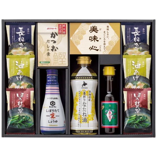 ポイント毎日のメニューの幅が広がる、とっておきの必需品をセット。※写真はイメージです。内容・デザイン等変更になる場合があります。予めご了承ください。箱サイズ38.1×6.4×29.6cm現品サイズ・内容フリーズドライ味噌汁(長ねぎ6.3g・油あげ7.2g・ほうれん草6.2g各2個)・北海道産一番搾り菜種油350g・キッコーマンしぼりたて生しょうゆ200ml各1本・マルトモかつおだしの素(4g×4袋)1箱・金岩井純正胡麻油金口140g×1瓶重さ1480g製造生産地日本製賞味期間製造日より常温約450日アレルゲン乳成分・小麦備考 ※「のし」や「包装」については、対応できる商品と対応できない商品がございます。ご購入前に、お気軽にお問い合わせください。通常、簡易包装に直に送り状を貼ってお送りいたします。【 美味心 商品一覧】 フリーズドライ味噌汁ギフト MSA-AS フリーズドライ味噌汁ギフト TK-BES フリーズドライ味噌汁ギフト TK-BOS フリーズドライ味噌汁ギフト TK-COS フリーズドライ味噌汁ギフト TK-DOS フリーズドライ味噌汁ギフト TK-EOS 極 お吸い物＆みそ汁ギフト GZ-BES 極 お吸い物＆みそ汁ギフト GZ-BOS 極 お吸い物＆みそ汁ギフト GZ-COS 極 お吸い物＆みそ汁ギフト GZ-EOS 匠膳の味わい SA-C 和風バラエティギフト EM-COS 和風バラエティギフト EM-DOS 和風バラエティギフト EM-EOSapide 美味心 匠膳の味わい SA-C ギフト お歳暮 送料無料【注意事項】メーカー直送の商品となりますので、「代金引換」払いは不可となります。ご了承ください。お届け先が、北海道、沖縄、離島になる場合、別途送料が必要になる場合がございます。