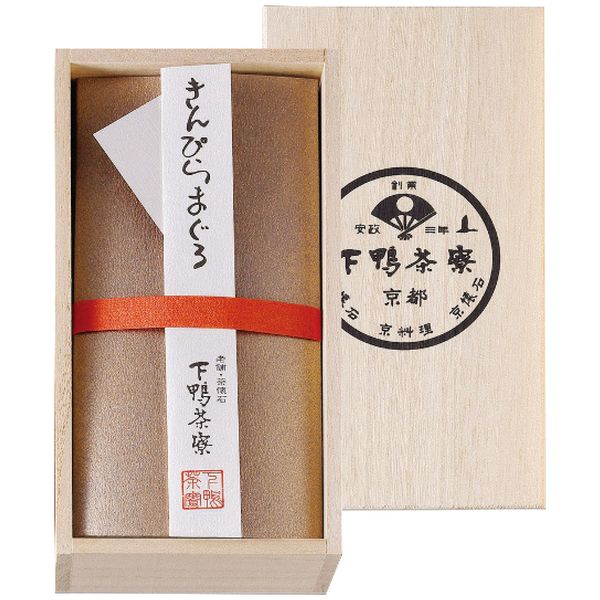 ポイントあめ色になるまでじっくりと炊き合わせ、お互いの旨みを充分に吸わせたきんぴらまぐろは、お子様からご年配の方まで幅広く人気の一品。そのまま酒の肴として、おにぎりの具にしても美味しくお召し上がりいただけます。木箱入りで目上の方への贈りものにもオススメです。※写真はイメージです。内容・デザイン等変更になる場合があります。予めご了承ください。箱サイズ10.2×6×19.2cm現品サイズ・内容きんぴらまぐろ230g重さ350g製造生産地日本製賞味期間製造日より常温約120日アレルゲン小麦備考 ※「のし」や「包装」については、対応できる商品と対応できない商品がございます。ご購入前に、お気軽にお問い合わせください。通常、簡易包装に直に送り状を貼ってお送りいたします。【 商品一覧】かに鍋 460015 生ズワイ棒ポーション 山陰大松 氷温熟成 お魚惣菜ギフトセット(和の心)4種6切 OG-50S 新巻鮭姿切身 AR-C17(F) 下鴨茶寮 きんぴらまぐろ(木箱) 5201022 数の子松前と昆布巻き 630004 石狩鍋 460014 舞の海 レンジで簡単 舞の海監修ちゃん小鍋 NSC-065 網走水産 ボイルずわいがにカット AP-448 久右衛門 鯛茶漬け詰合せ XC30H下鴨茶寮 きんぴらまぐろ(木箱) 5201022 ギフト お歳暮 送料無料【注意事項】メーカー直送の商品となりますので、「代金引換」払いは不可となります。ご了承ください。お届け先が、北海道、沖縄、離島になる場合、別途送料が必要になる場合がございます。