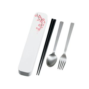 サイズ【ケース】約 幅22.2×奥行4.4×高さ2.9（cm）、【スプーン】約 18cm、【フォーク】約 18.4cm、【箸】約 21cm材質【ケース】ABS、【箸】天然木、【スプーン・フォーク】ステンレス銅備考　【カラー】ホワイト　【生産国】日本　■■その他■■レンジ不可・食洗機可【トリオセット 箸 フォーク スプーン 大人のカトラリー SAKURA HAKOYA カトラリー 商品一覧】ピンクホワイトトリオセット 箸 フォーク スプーン 大人のカトラリー SAKURA HAKOYA カトラリー ホワイト上品なカラーで、飽きのこない和を感じさせてくれるトリオセットです。安心の日本製です。食洗機対応なので、お手入れ楽々です。【注意事項】こちらのページの商品は、メーカー直送の商品となります。お届け先が、北海道、沖縄、離島になる場合、別途送料が必要になる場合がございます。