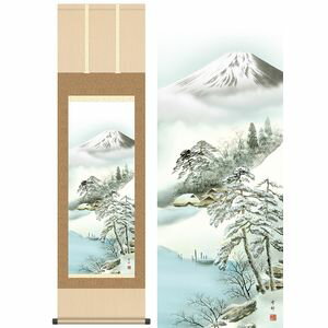 商品名厳寒富峰／げんかんふほう商品説明純白の雪に包まれた厳しい渓谷の大自然。作家名中山雪邨／なかやませっそん作家略歴高校卒業後、日本画家村内桃幸氏に師事。伝統の日本画に現代感覚をうまく取り入れた画法で評価を集める。三美会会員。材質本紙新絹本サイズ幅44.5×高さ約164cm仕様洛彩緞子本表装軸先陶器表装品質十年間保証付き生産地日本(岐阜県)備考化粧箱収納【【掛け軸】中山雪邨／なかやませっそん 商品一覧】 十三佛 幅44.5×高さ約164cm 聖観音 幅54.5×高さ約190cm 聖観音 幅44.5×高さ約164cm 幽山水明 幅54.5×高さ約190cm 雄峰水明 幅44.5×高さ約164cm 山河憧憬 幅44.5×高さ約164cm 深緑涼風 幅44.5×高さ約164cm 富士賞翫 幅44.5×高さ約164cm 来春富峰 幅44.5×高さ約164cm 涼風富峰 幅44.5×高さ約164cm 豊穣富峰 幅44.5×高さ約164cm 厳寒富峰 幅44.5×高さ約164cm厳寒富峰／げんかんふほう　幅44.5×高さ約164cm　中山雪邨／なかやませっそん　年中飾り　山水画　富士　冬掛け山水画には彩色と水墨があり、彩色は淡彩にてシンプルに色付けされ、水墨は墨一色にて描かれ、ぼかしやにじみなど特有の技法が使われています。単純に描かれた表現のなかに奥深い宇宙を感じさせます。山水画　彩色山水　では、慌ただしい日々の暮らしに、一服の清涼感をあたえてくれる風雅な山水画をご紹介します。大自然に包まれて生きる喜びに感謝を捧げてお飾りください。暮らしに取り入れることで、日々の生活に潤いをもたらしてくれます。日本の掛け軸　ベストセレクション平安より現代までの日本画を研究開発、ここに素晴らしいコレクションとして完成しました。悠久の歴史の中で育て守られてきた伝統の美は私たちの暮らしと心を豊かに彩るとともに、将来に継承しなければならない貴重な文化遺産です。日本画は、心の糧として私たちの暮らしの中に受け入れられています。その典雅な香り高い伝統美は見る人に深い感銘を与えます。高精細巧芸画（手彩補色）世界の有名美術館がレプリカを制作するため採用している最先端ジグレ版画技法で特製新絹本画布に表現し、最終仕上げは手彩による補色が加えられ、リアル感を醸し出しています。空気中の光やオゾンなどに分解されにくい対候性を備えており、時間がたっても色調が変化しにくく、美しさが変わりません。【注意事項】メーカー直送の商品となりますので、「代金引換」払いは不可となります。ご了承ください。お届け先が、北海道、沖縄、離島になる場合、別途送料が必要になる場合がございます。