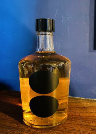 ■アレンビック　カスクレステッドジン　バッチ1　2023 [500ml] Alembic大野蒸留所初の「樽熟成シリーズ」です。今回はポルトガル産のマデイラワイン樽にて7ヶ月間熟成したアレンビックの貴重な樽熟成品。原酒は、定番の「Alembic Gin HACHIBAN」を使用し、フレッシュな香味をマデイラワインの甘い樽香で包み込み、マディラ樽熟成ならではの長い余韻が魅力です。 ★オススメの楽しみ方 ロック、ストレートをおすすめします。ウイスキーやブランデーのように純氷で時間をかけてお召しがりください。 ≪製品情報≫ ●ボタニカル： ジュニパーベリー、コリアンダーシード、アンジェリカルート、レモンピール、オレンジピール、シナモン、カカオニブ、クロモジ ●使用樽タイプ：マデイラワイン樽（フレンチオーク材）樽は4〜5 年ワイン熟成樽として使用した後 、 甘口のマデイラワインの熟成に2年間使用。 ●仕込み水及び割水：霊峰白山の伏流水 注）アルコールに溶けきれない精油成分が析出し、アルコール度数の低下、気温や室温の影響で薄く白濁することがありますが、品質には問題ありません。また、香味成分をより強く味 わっていただきたく冷却濾過処理を行っておりません（ノンチル フィルタリング）。 容量：500ml／度数：50% 北海道・沖縄地方等　空輸便でお届けとなる地域は1配送先につき、1本までの発送となります。 【おすすめの用途】----------------------------- お酒ギフト　贈り物　プレゼント　御年賀　お年始 御中元 残暑見舞い　暑中お見舞い　お盆 お礼 敬老の日 ハロウィン クリスマス 冬ギフト お歳暮 御歳暮 年末年始 ご挨拶 バレンタイン ホワイトデー お返し 父の日 母の日　誕生日御祝 御祝　御礼　内祝い　結婚内祝い　開店祝　出産祝い　快気祝い　奉献　寿　プレゼント　成人御祝 退職御祝　ご就任御祝　定年御祝　粗品　志　心ばかり　法事　慶事　 還暦祝い 古稀祝い 喜寿祝い 傘寿祝い 米寿祝い 卒寿祝い 白寿祝い 長寿祝い 金婚式 銀婚式 ダイヤモンド婚式 結婚記念日セット セット 詰め合わせ 贈答品 お返し お礼 御礼 ごあいさつ -----------------------------アレンビック大野蒸留所は、北前船の歴史の面影を残し、醤油味噌蔵が立ち並ぶ発酵食の街大野町を拠点に2019年に設立され、3年間の準備期間を経て2022年7月から製造が始まった新しい蒸留所です。 アレンビックは、爽やかで、軽やかな飲み心地を持った味わいを持っており、それは、金沢らしい伝統と食を更に高めてくれるよう目指し造り上げられたものです。HACHIBAN（ハチバン）”の名前の由来は、試作レシピの8番目より。そして地元産を含めた8種類のボタニカルを使用し、霊峰白山から流れ出る湧水を使用した金沢初のドライジンです!ジュニパーベリーの香りをじっくり引き出すために通常よりも多く使用し、グレープフルーツのようなフレッシュな柑橘系の香味とその他の香味がきりりと絡み合う仕上がりになっています。ジンラバーの方はもちろん、ふだんジンに馴染みのない方にも飲みやすく、”おかわりしたい！”と思ってもらえる香味づくりを目指し造り出された、食中にも寄り添ってくれる逸品です。